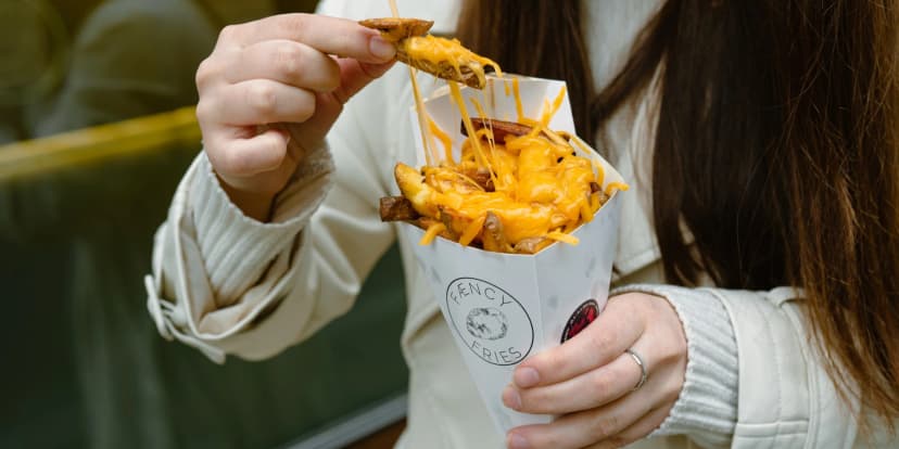 Malé i Velké hranolky s dipem i trhaným vepřovým ve Fæncy Fries