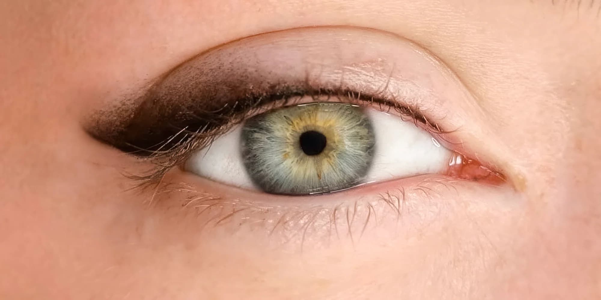 Permanentní make-up rtů nebo očí, nastřelení náušnic i hairstroke