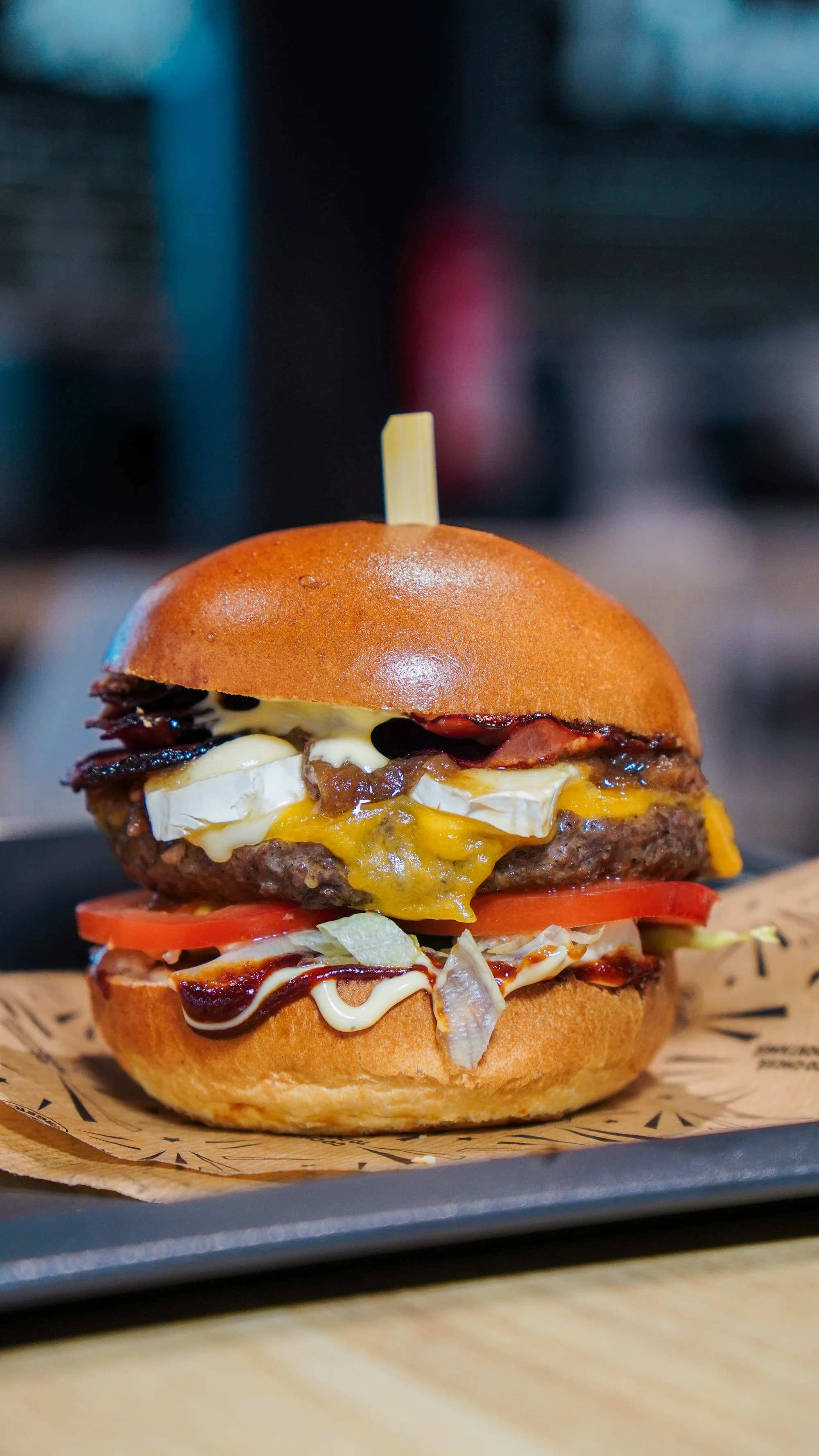 Burger menu: 100% hovězí z českého chovu, americká BBQ omáčka, hranolky i nápoj, 2 pobočky