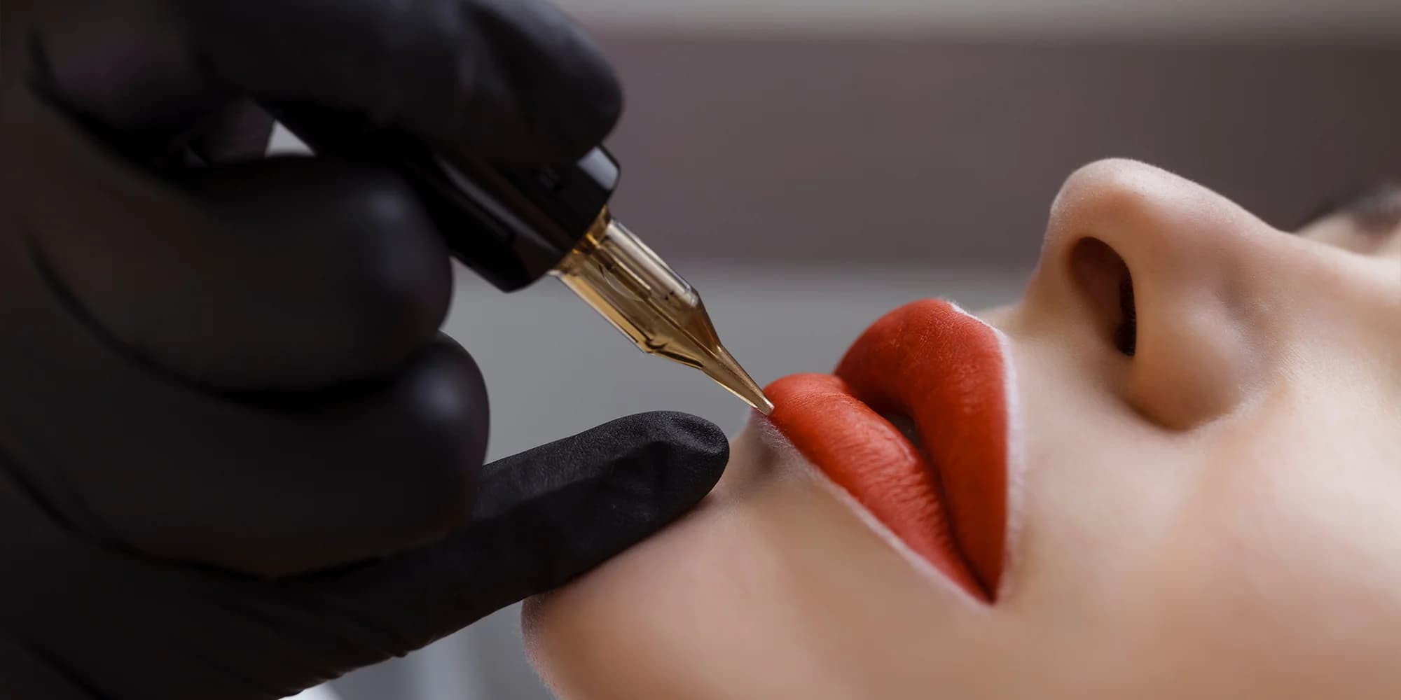 Permanentní make-up rtů i obočí pudrovou metodou či stínováním
