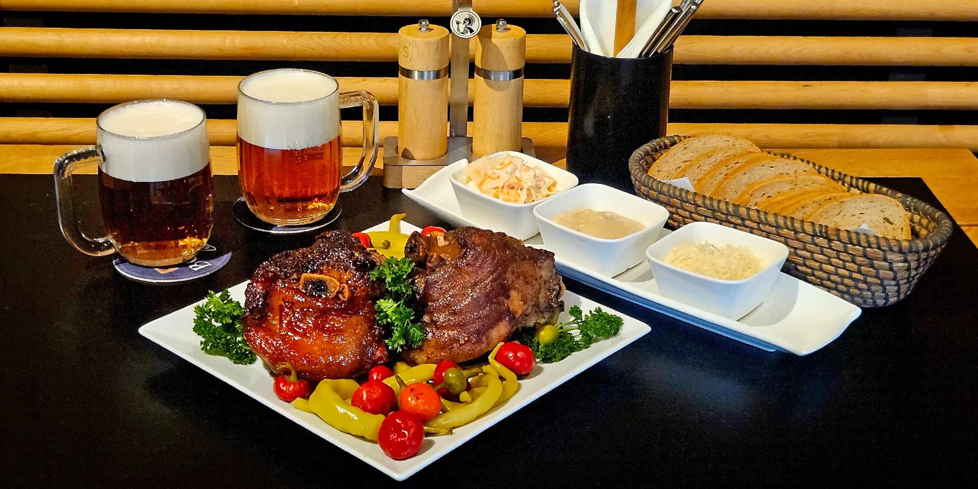 Pečené vepřové koleno v krušovické restauraci v Krči pro 1 nebo 2 osoby