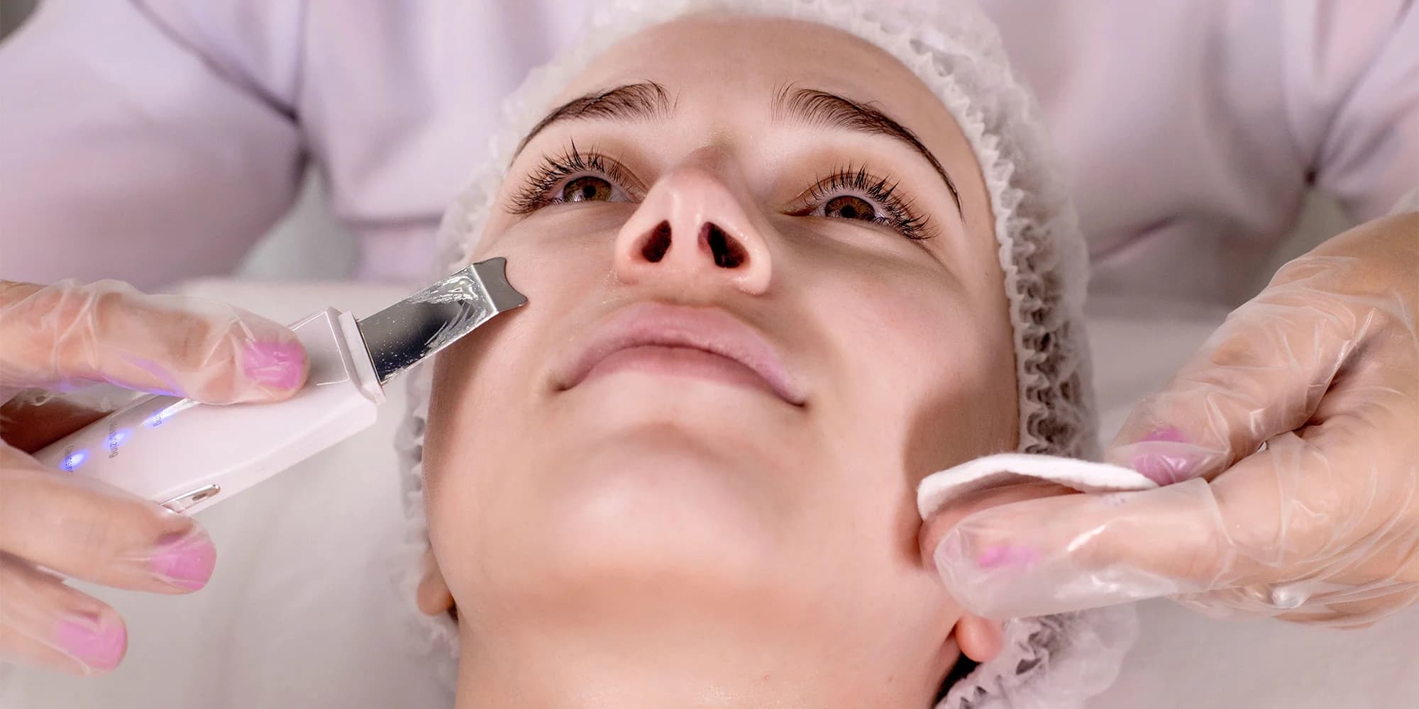 Přístrojové ošetření pleti: vakuové čištění, peeling i radiofrekvence