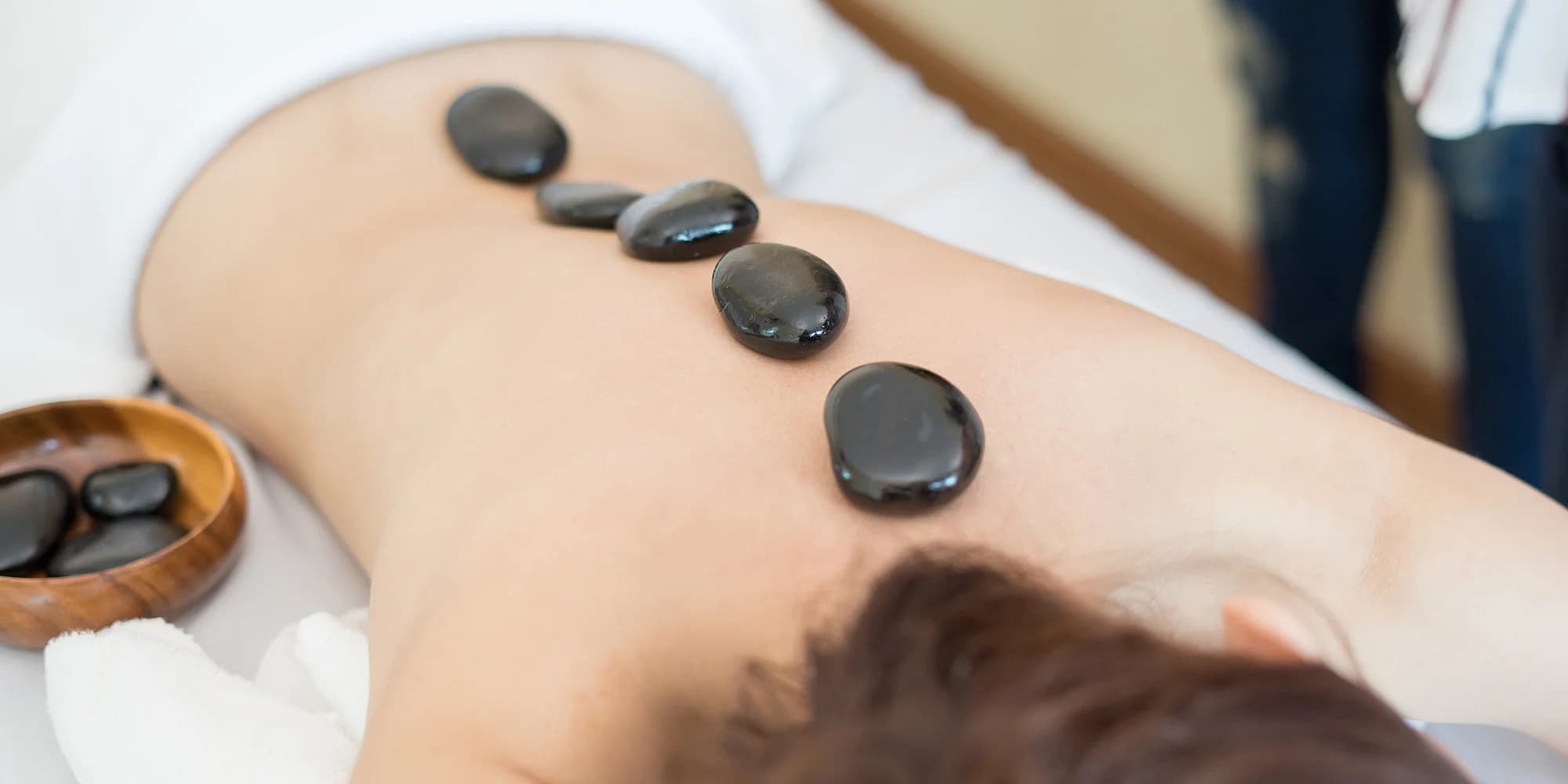 Dopřejte si zasloužený odpočinek: relaxační masáž zad a šíje nebo reflexní terapie plosek nohou