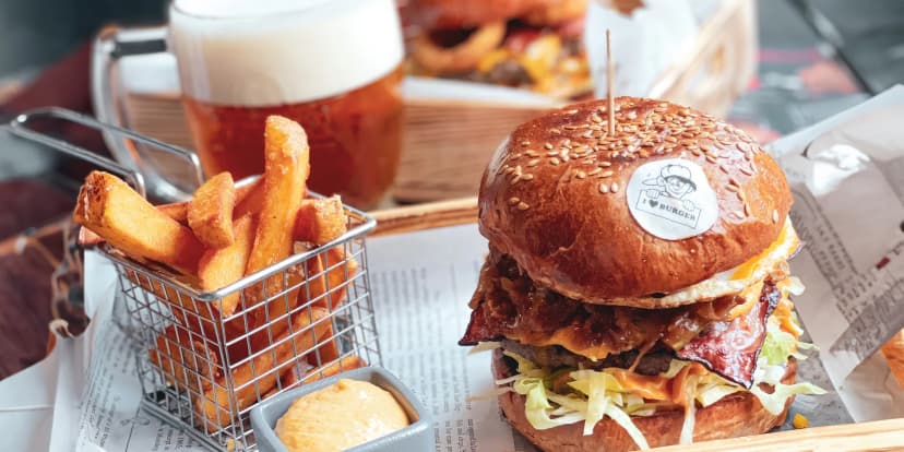 Klasický nebo dvojitý burger i s hranolky a omáčkou pro 1 či 2 osoby