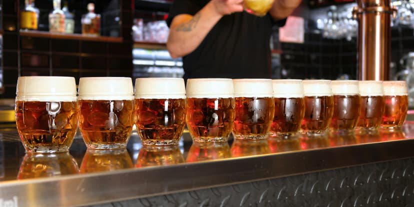 Metr piv v Čakovicích: 10 kousků poctivě čepované dvanáctky Pilsner Urquell