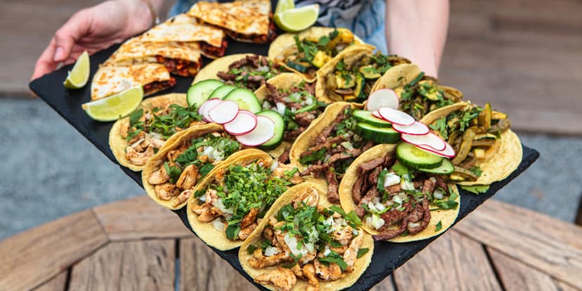 Autentické mexické hody: burritos i margarita či bohatý tác pro 4 osoby