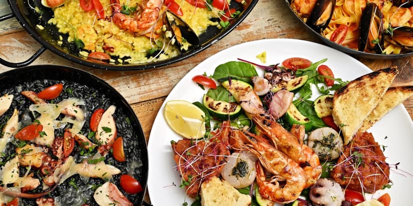 Chutě Středomoří: černé risotto, tagliatelle i grilované mořské plody