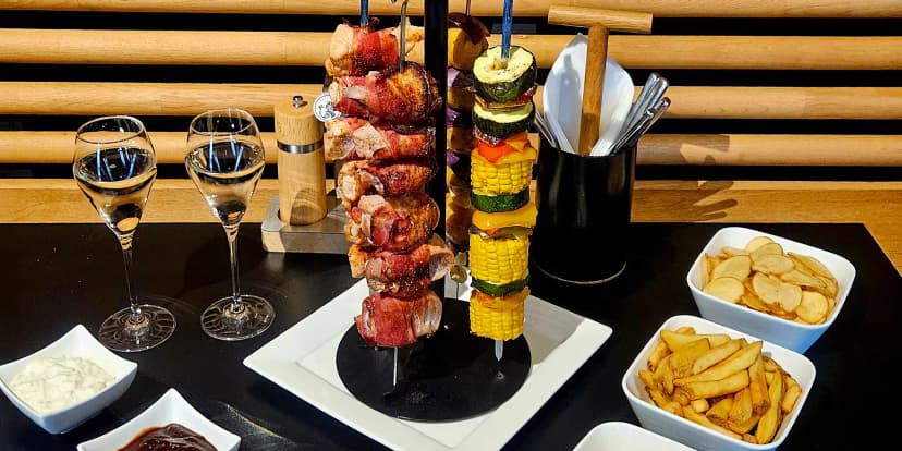 Mix špízů v krušovické restauraci v Krči: masový i zeleninový, pro 2 osoby