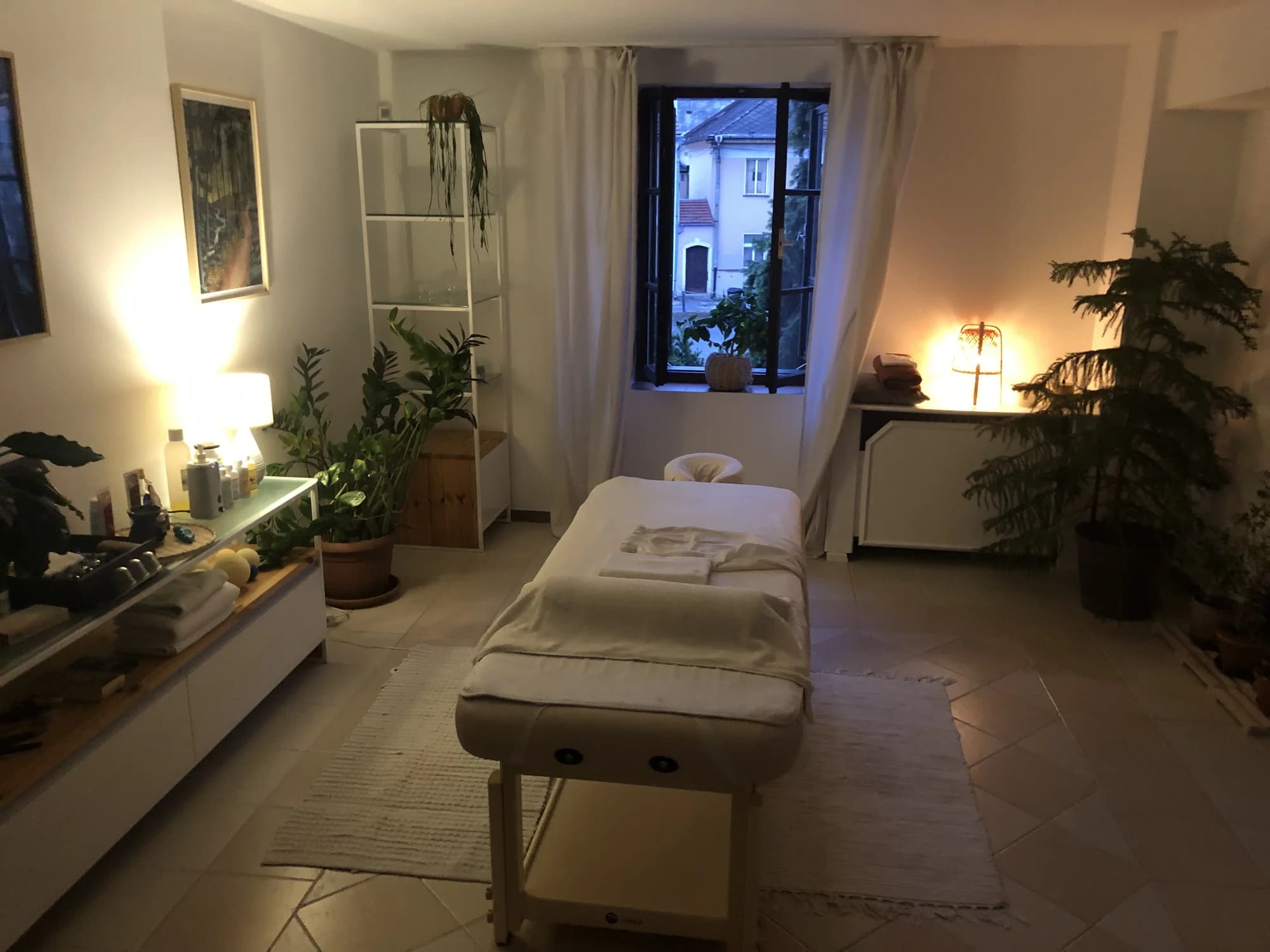 Relax pro tělo i mysl: masáž relaxační, havajská či kombinovaná i baňkování a reflexní terapie, 60–120 min.