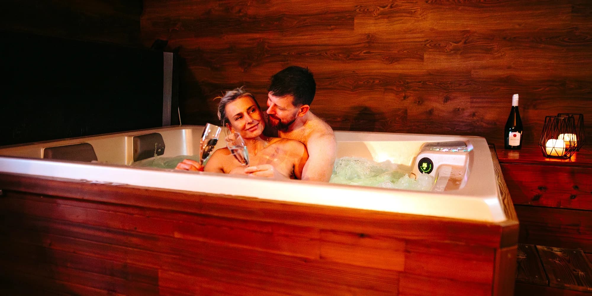 120 minut v privátním wellness pro dva: vířivka i varianty s infrasaunou a lahví sektu