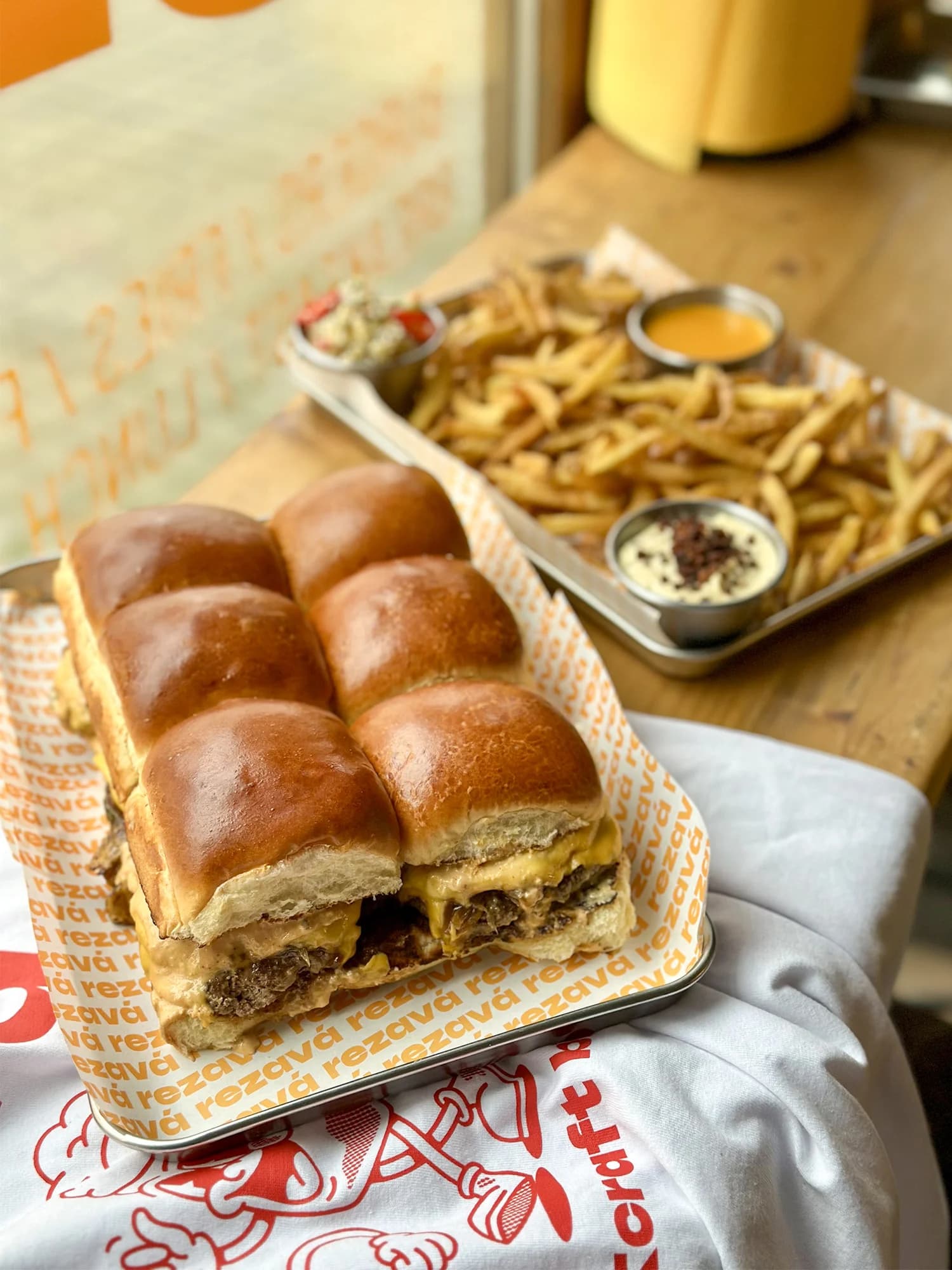 Ikonický Oklahoma onion sliders burger v bistru oceněném v Gastromapě