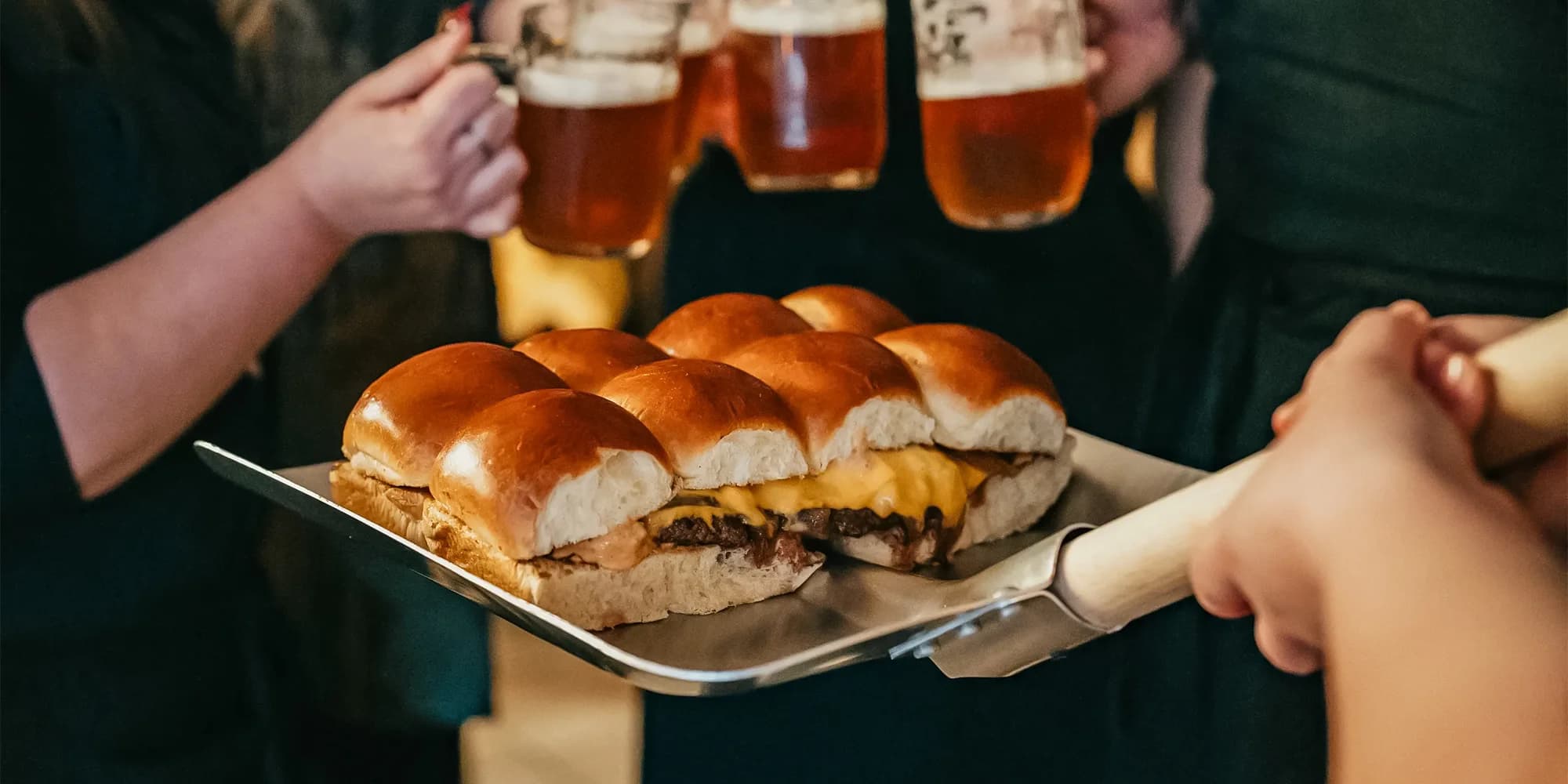 Ikonický Oklahoma onion sliders burger v bistru oceněném v Gastromapě