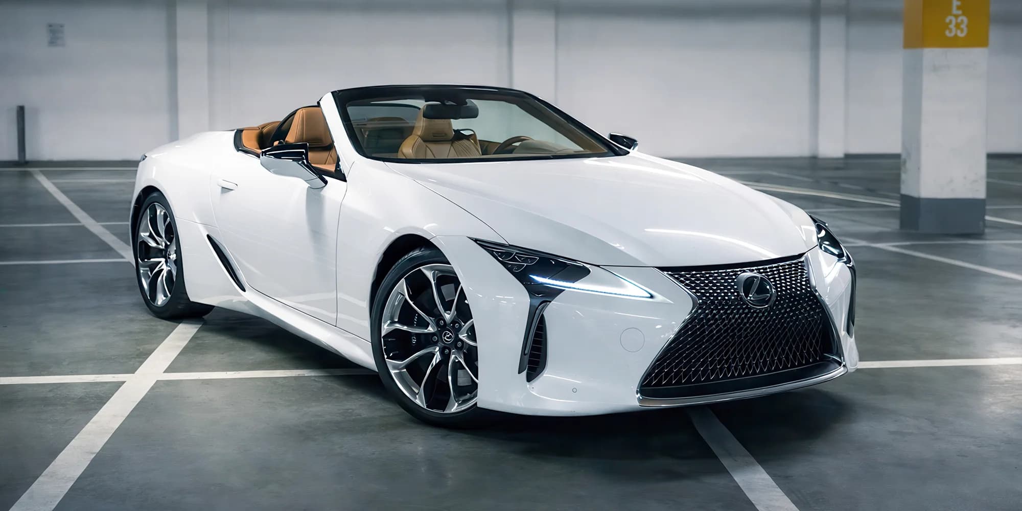 2hod. i celodenní zapůjčení sportovního vozu lexus Cabrio s výkonem 464 koní