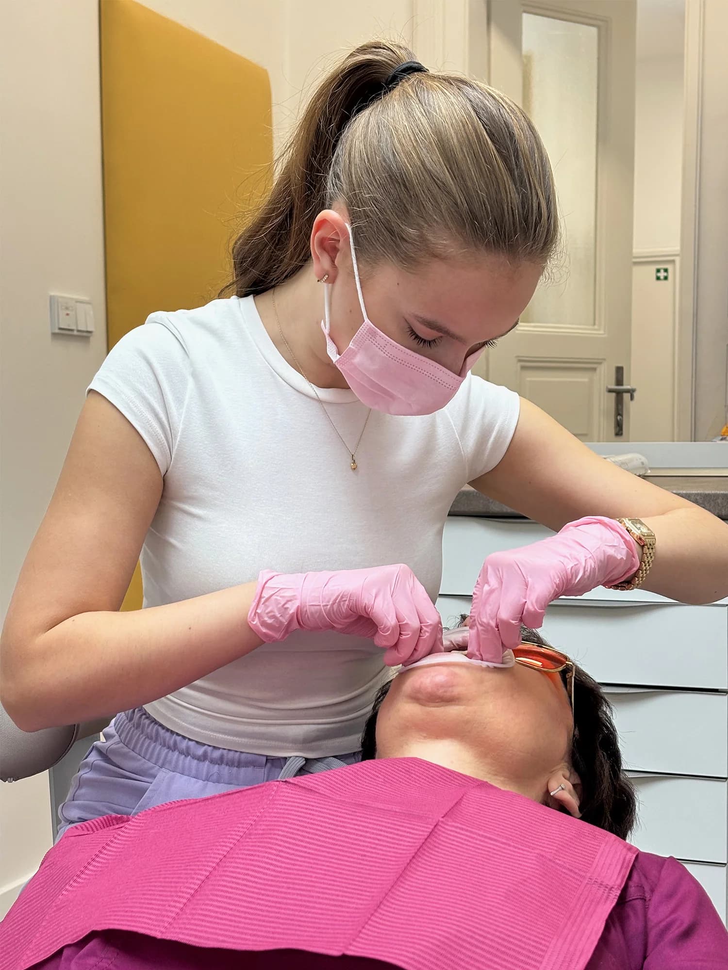 Vstříc zářivému úsměvu: dentální hygiena i ordinační bělení