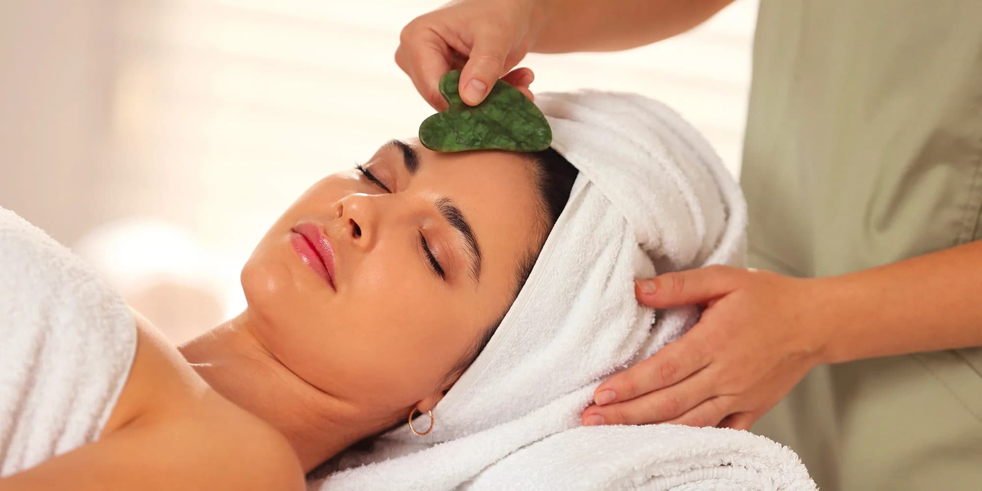 Hluboká relaxace, uvolnění a projasnění pleti: obličejová masáž gua sha a thajské masáže
