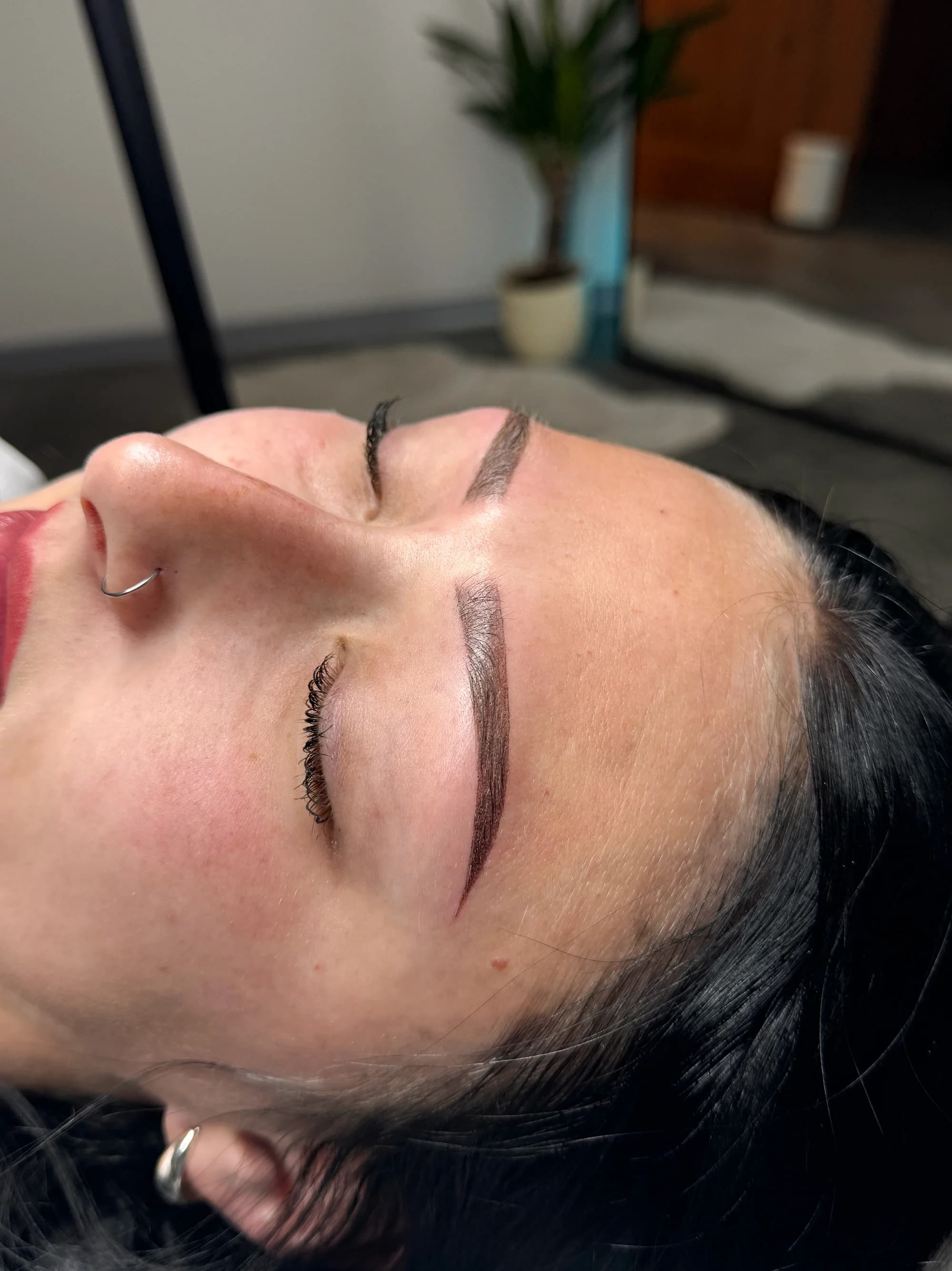 Úprava obočí: korekce, permanentní make-up i kompletní balíček