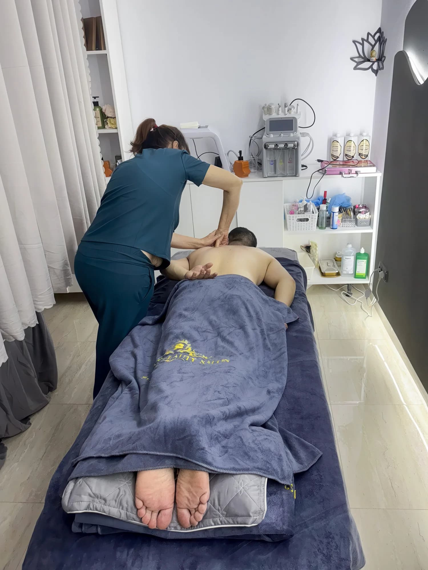 Masáž podle výběru v délce 45, 60 nebo 120 min.: krk a ramena, relaxační i bylinková