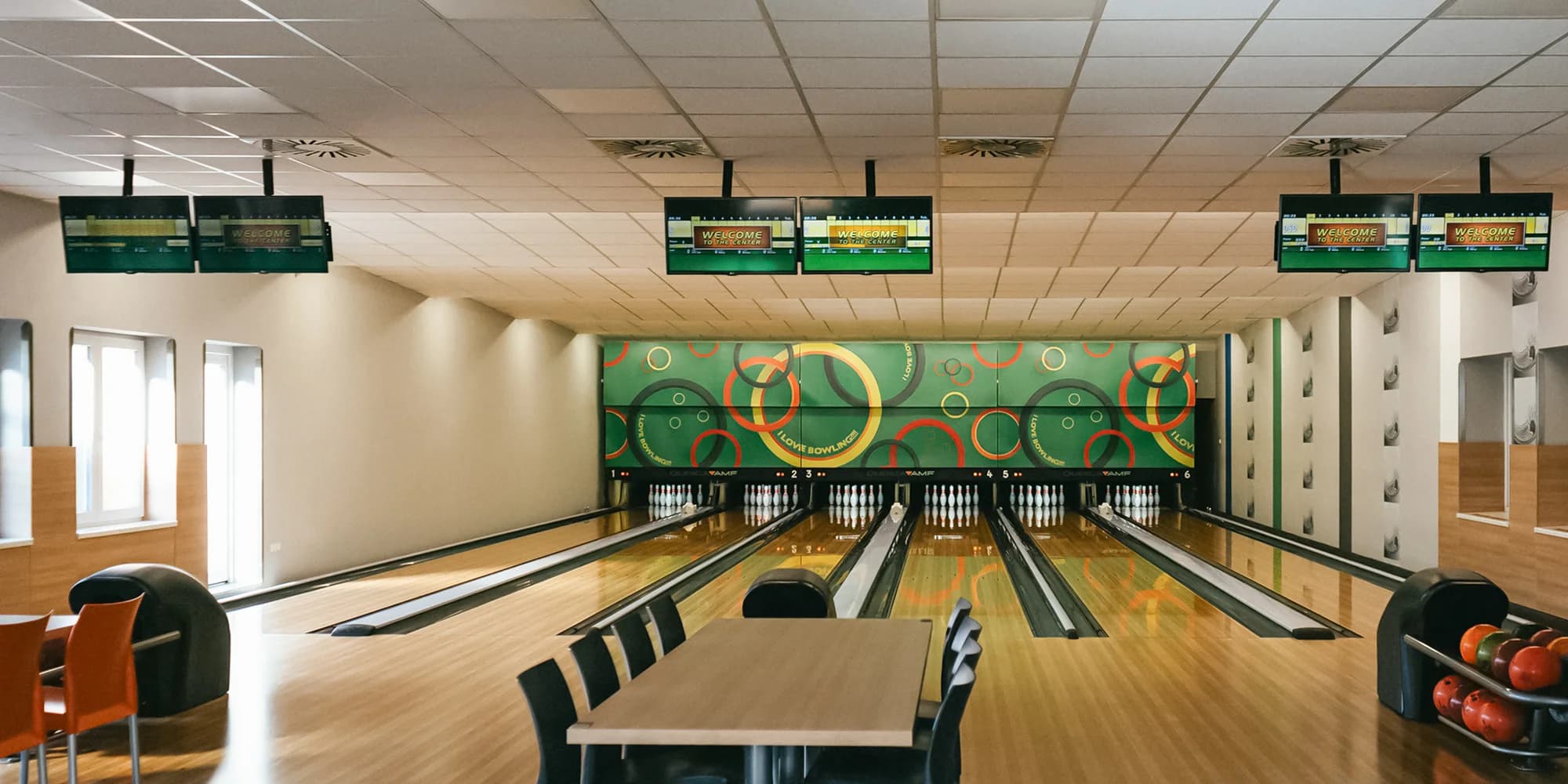 Až dvě hodiny bowlingu pro 2–8 osob, jízda v motokáře a cibulové kroužky, burgery nebo pizza