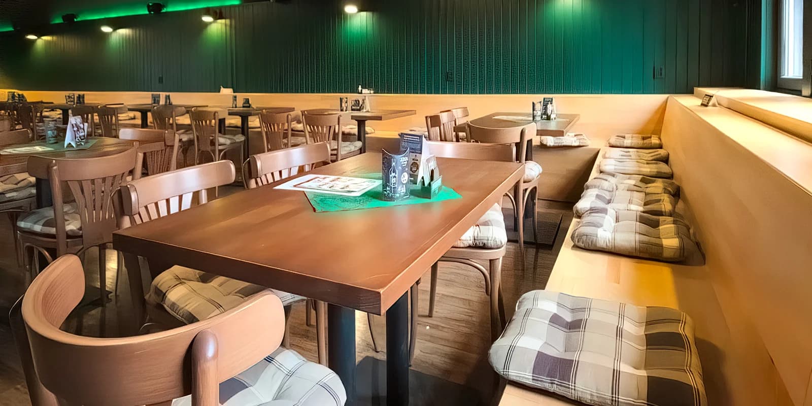 1 nebo 2 křupavé a nazdobené pizzy dle výběru: Hawai, šunková, sýrová i tvarůžková