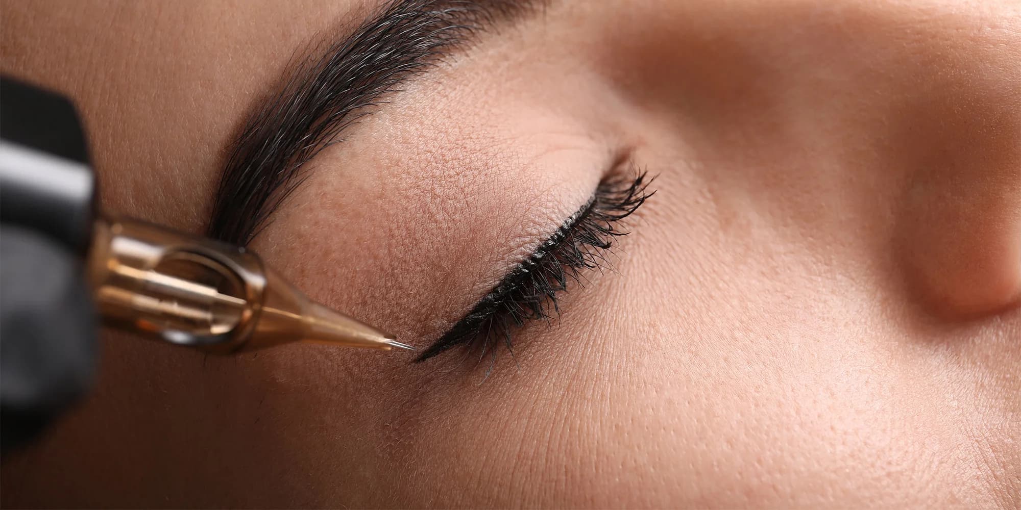 Permanentní make-up v salonu ve Vysočanech: pudrové obočí, oční linky i akvarelové rty