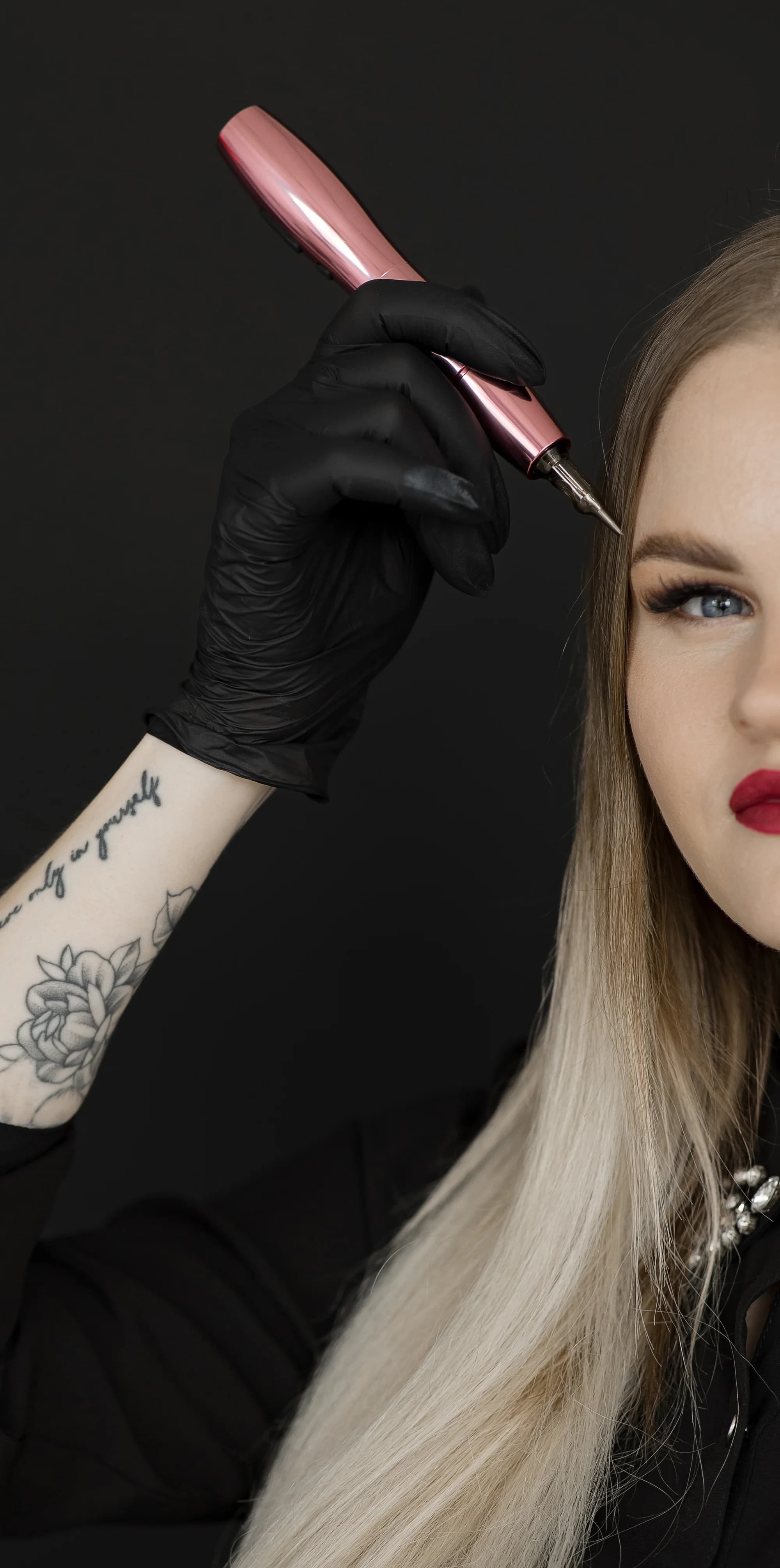 Upravená vždy a všude: vyrazte na permanentní make-up obočí či rtů