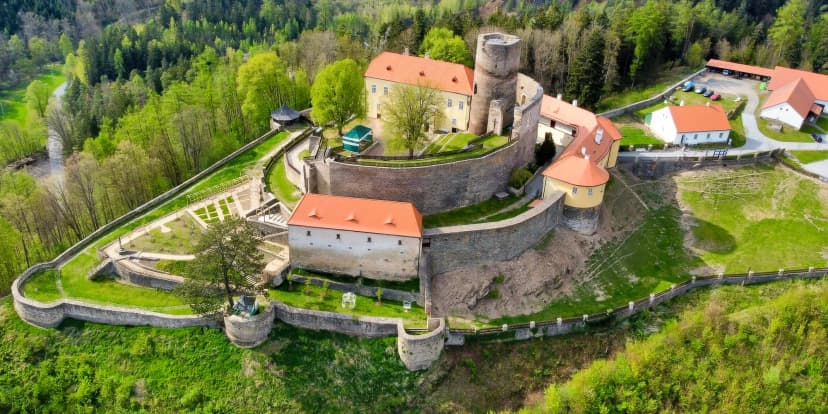 Výlet za historií: prohlídka hradu Svojanov pro jednoho, dva či celou rodinu