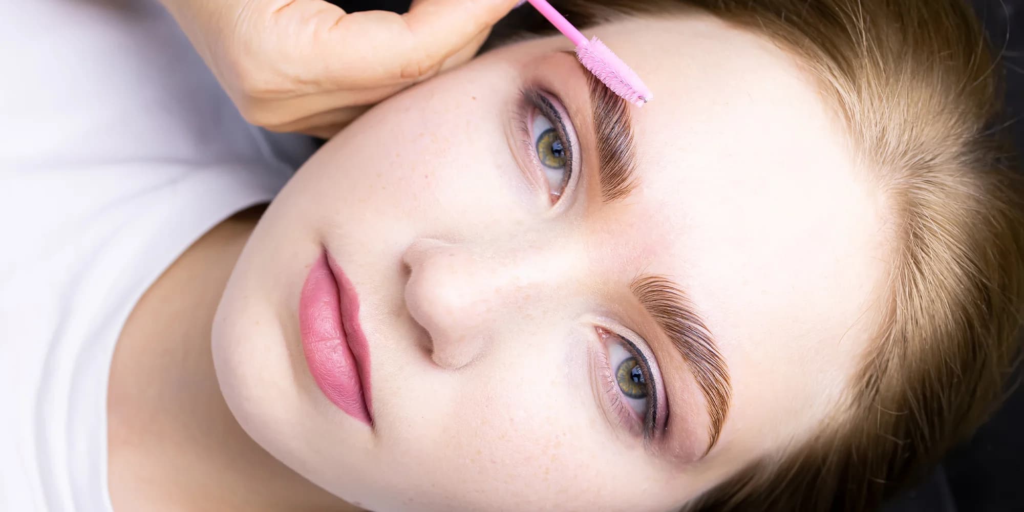 Laminace a barvení obočí i korejský lashlifting pro krásně natočené řasy