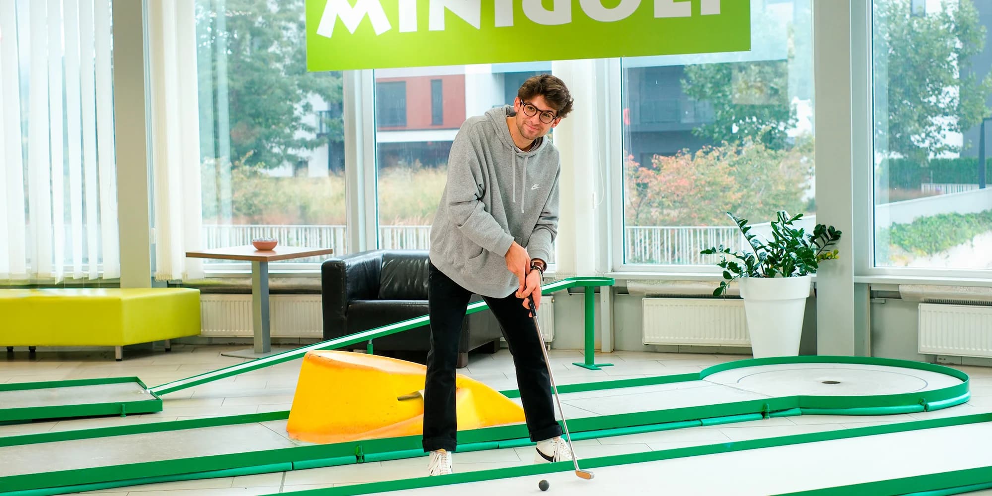 Rande nebo rodinná zábava, která vás chytne. Minigolf, jak ho neznáte: zahrajte si na hřišti mistrů (Praha, indoor)