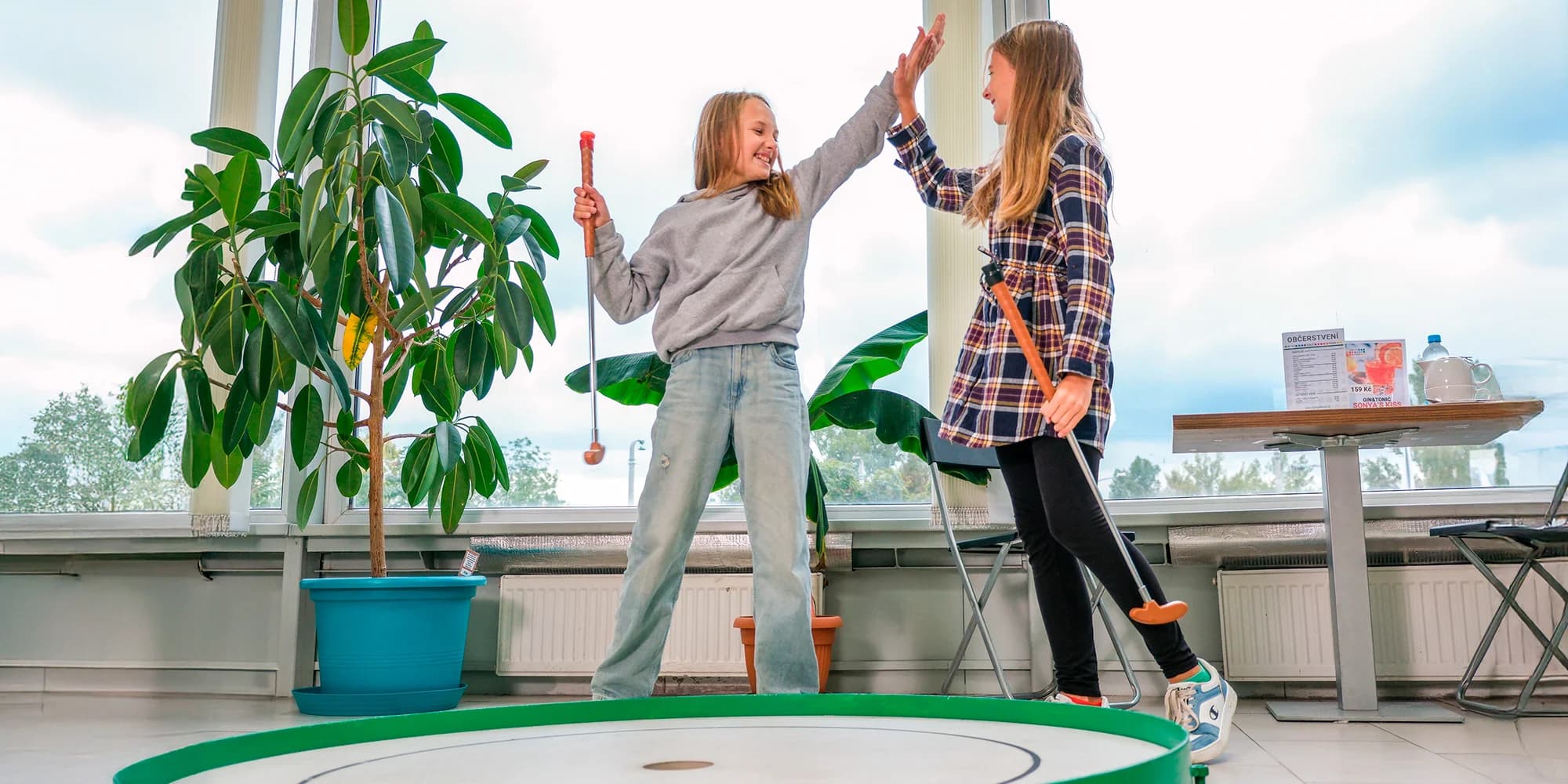 Rande nebo rodinná zábava, která vás chytne. Minigolf, jak ho neznáte: zahrajte si na hřišti mistrů (Praha, indoor)