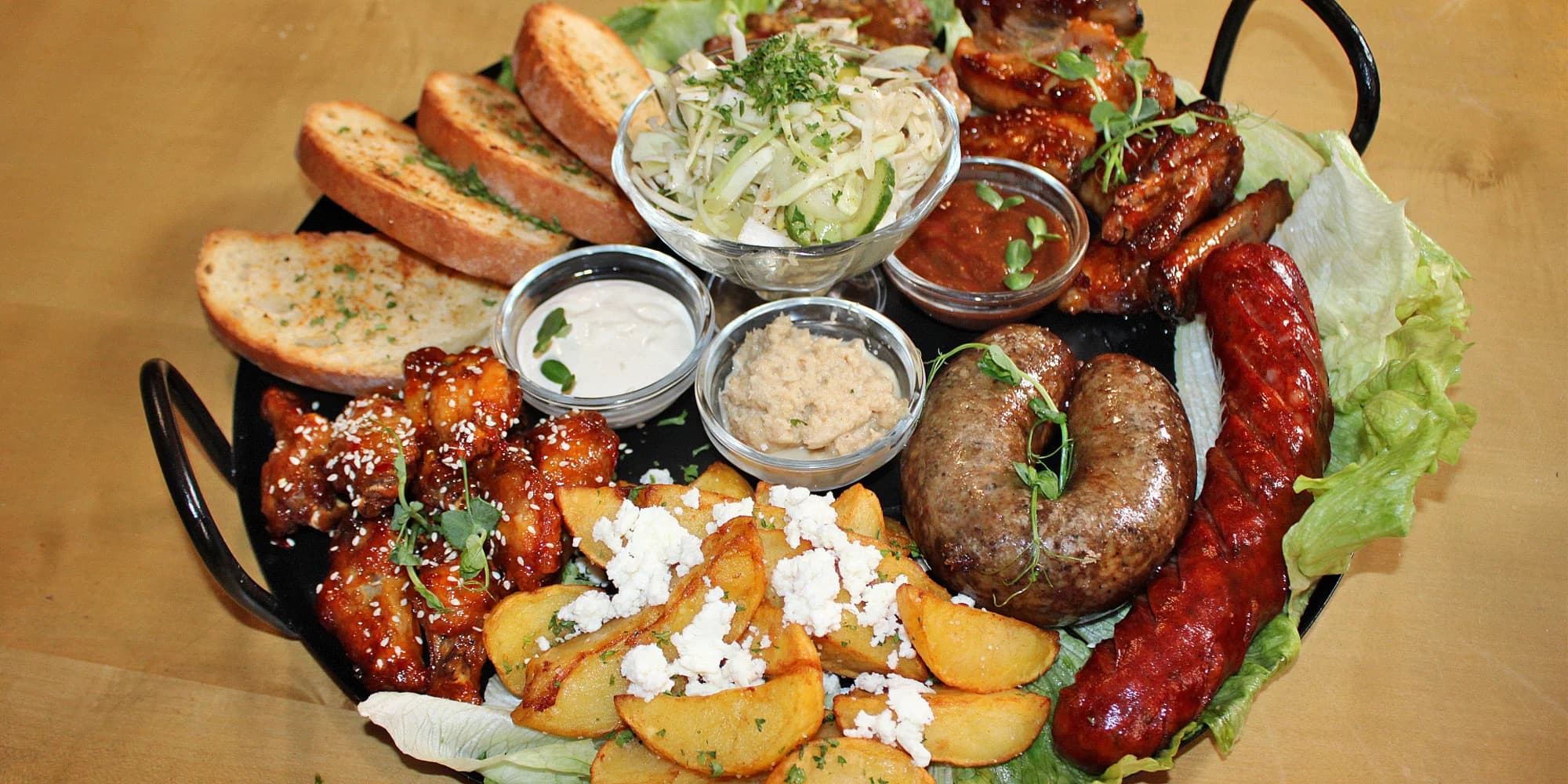 Masové prkno pro 2 osoby v ukrajinské restauraci: žebra, křídla i klobásy