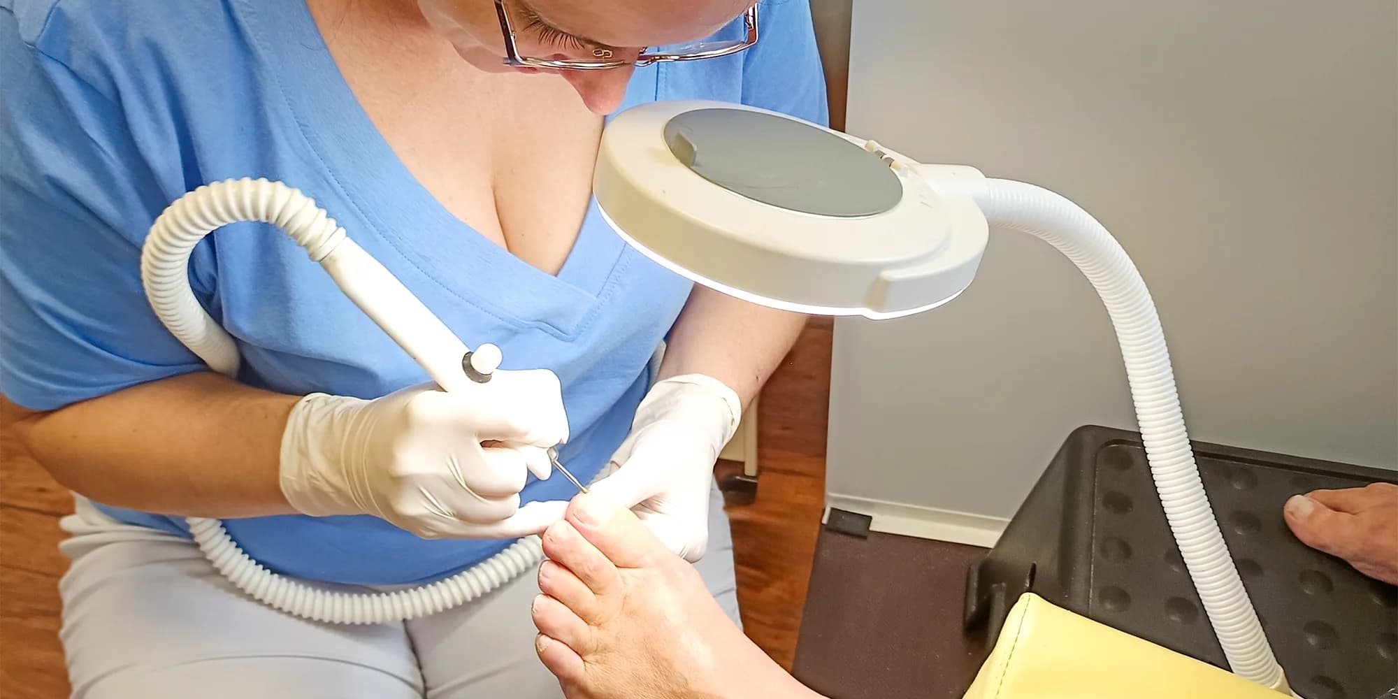 Zdravotní přístrojová pedikúra: úprava nehtů, odstranění zrohovatělé kůže i závěrečný krém s masáží či P-Shine