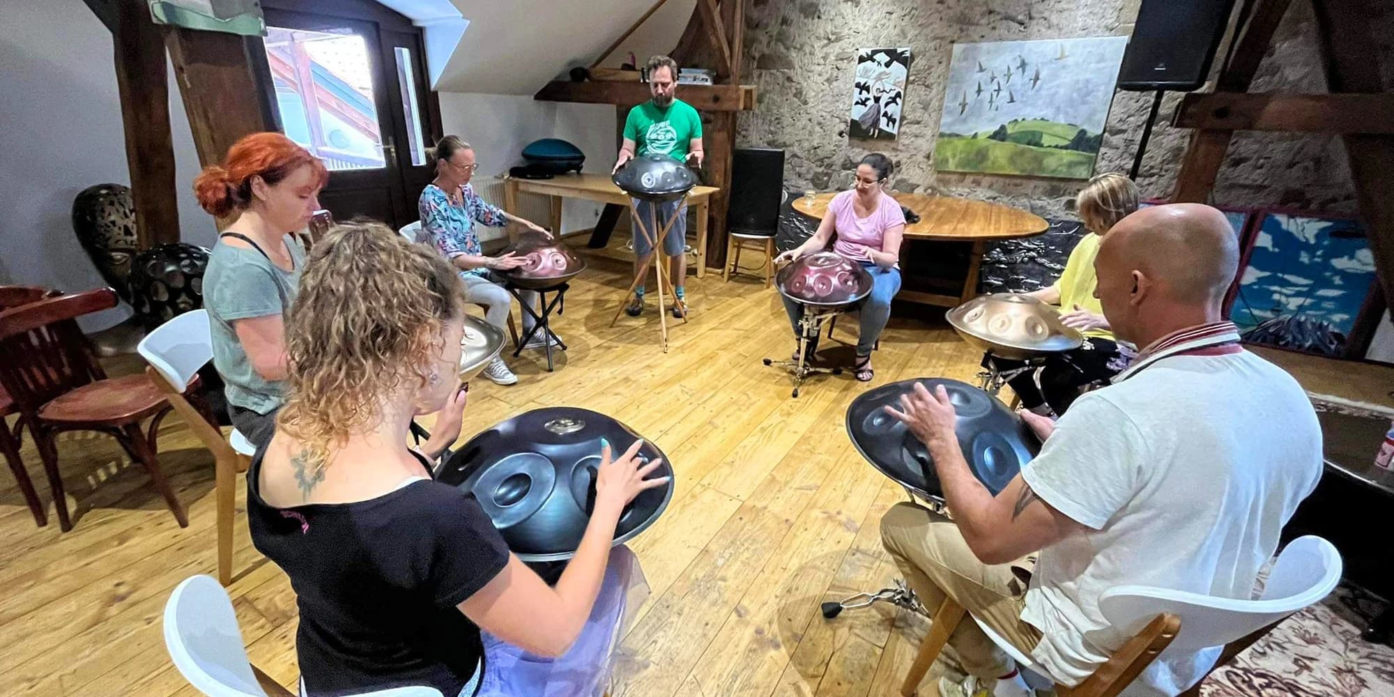 Hra na handpan snadno a rychle: tříhodinové skupinové workshopy, různá města
