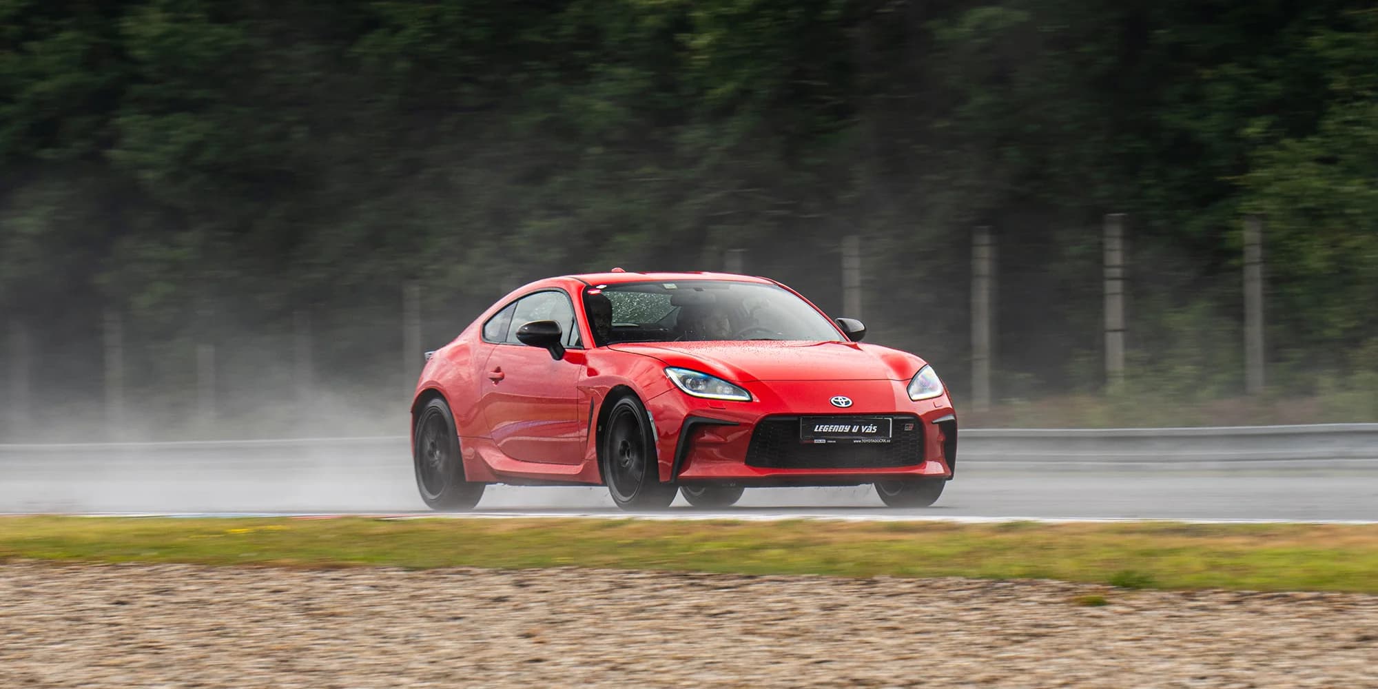 Toyota GR86 na závodním okruhu ve Vysokém Mýtě, Mostu, Brně či Sosnové