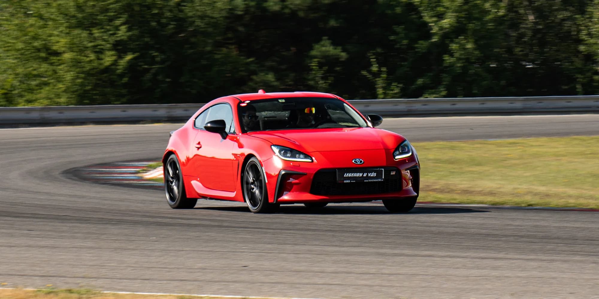 Toyota GR86 na závodním okruhu ve Vysokém Mýtě, Mostu, Brně či Sosnové