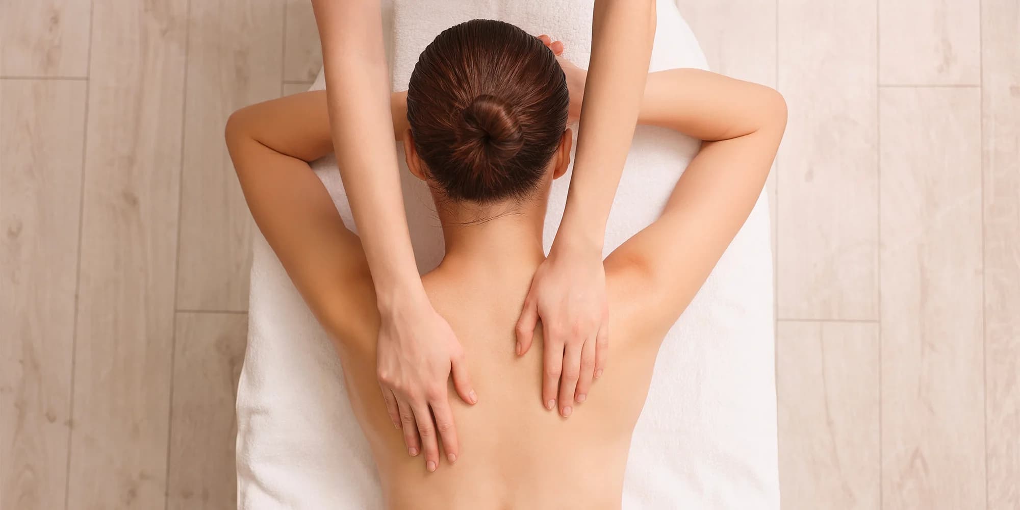 Relaxační masážní terapie pro ženy: masáž a zábal pro uvolnění svalů