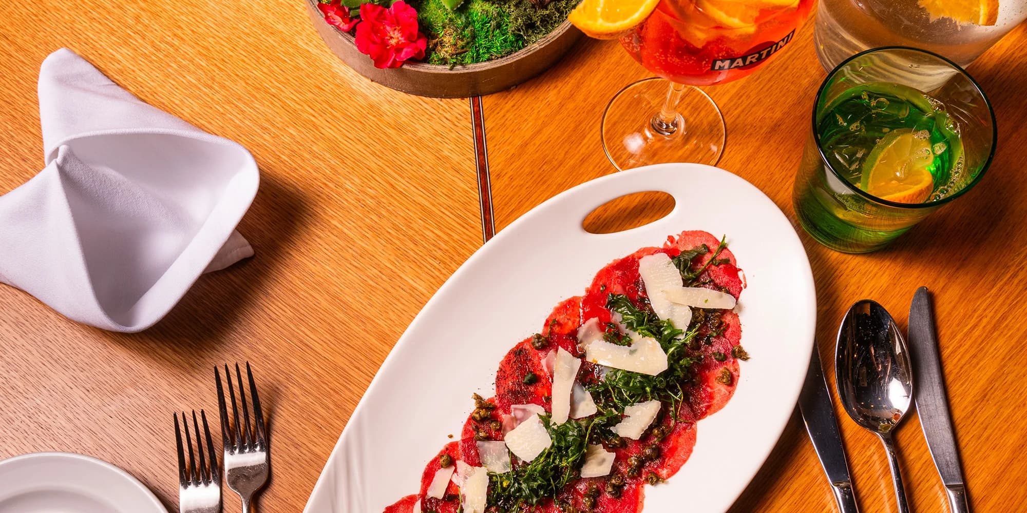 Tříchodové menu s rumpsteakem a aperolem ve špičkové restauraci Noem Arch