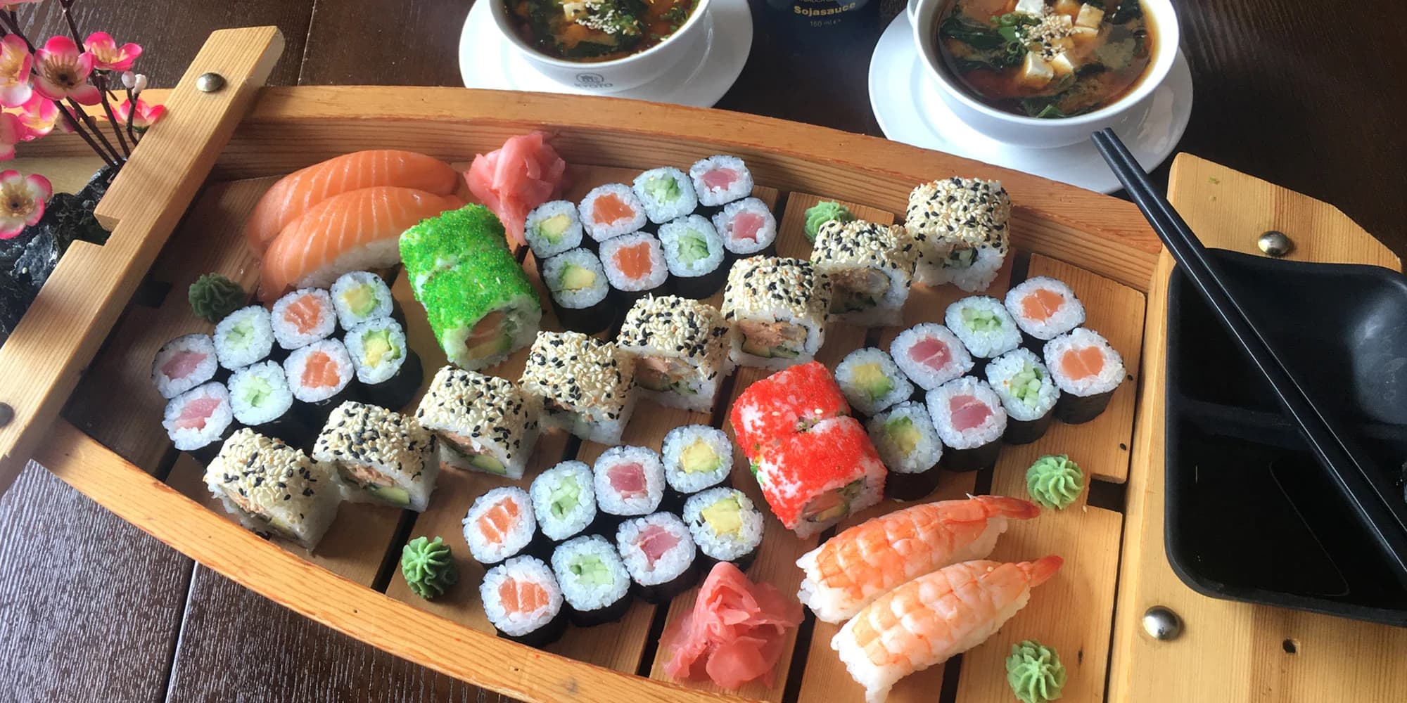 Až 72 ks pestrého sushi, minizávitky, wakame saláty i miso polévky