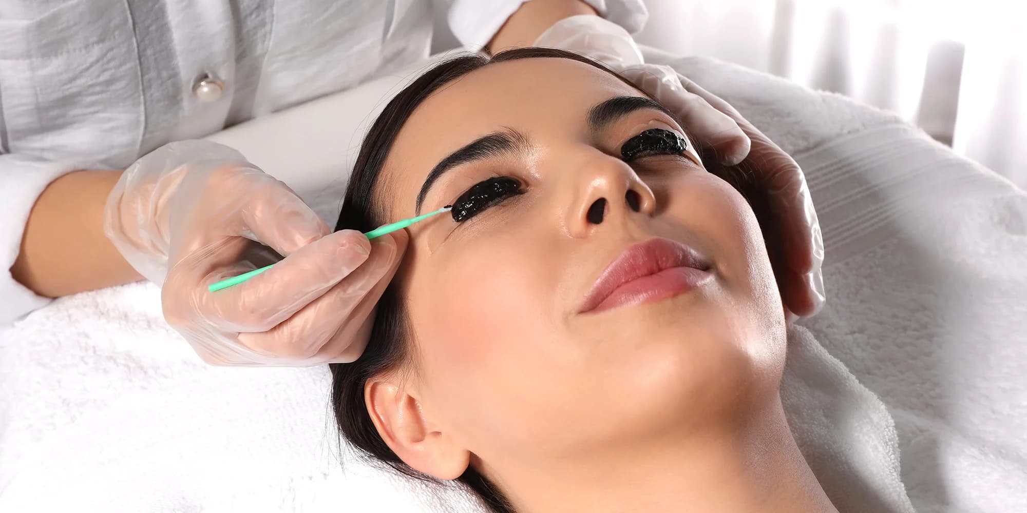 Lash lifting nebo úprava obočí s barvením: natočené, zvýrazněné a zároveň přirozené řasy a krásné obočí