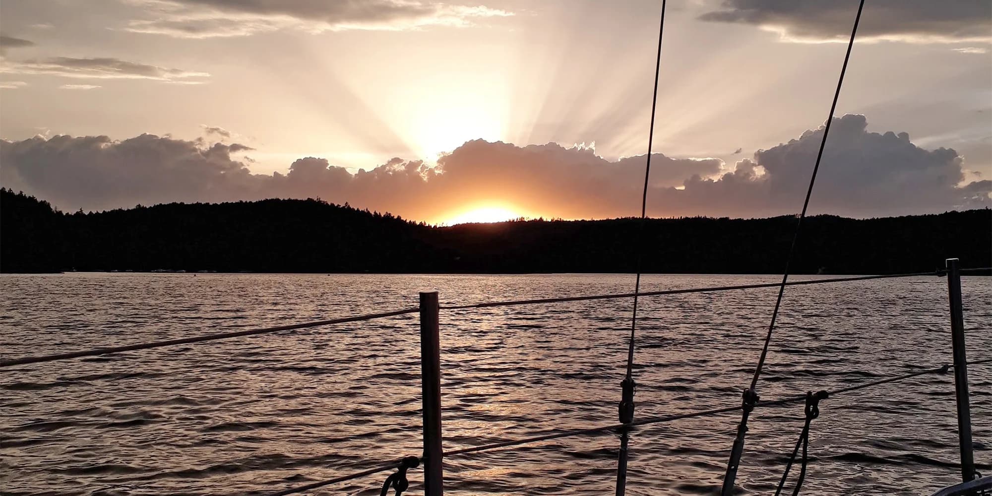 3hod. plavba jachtou s kapitánem v Praze nebo na Orlíku vč. zapůjčení paddleboardů i privátní pronájem