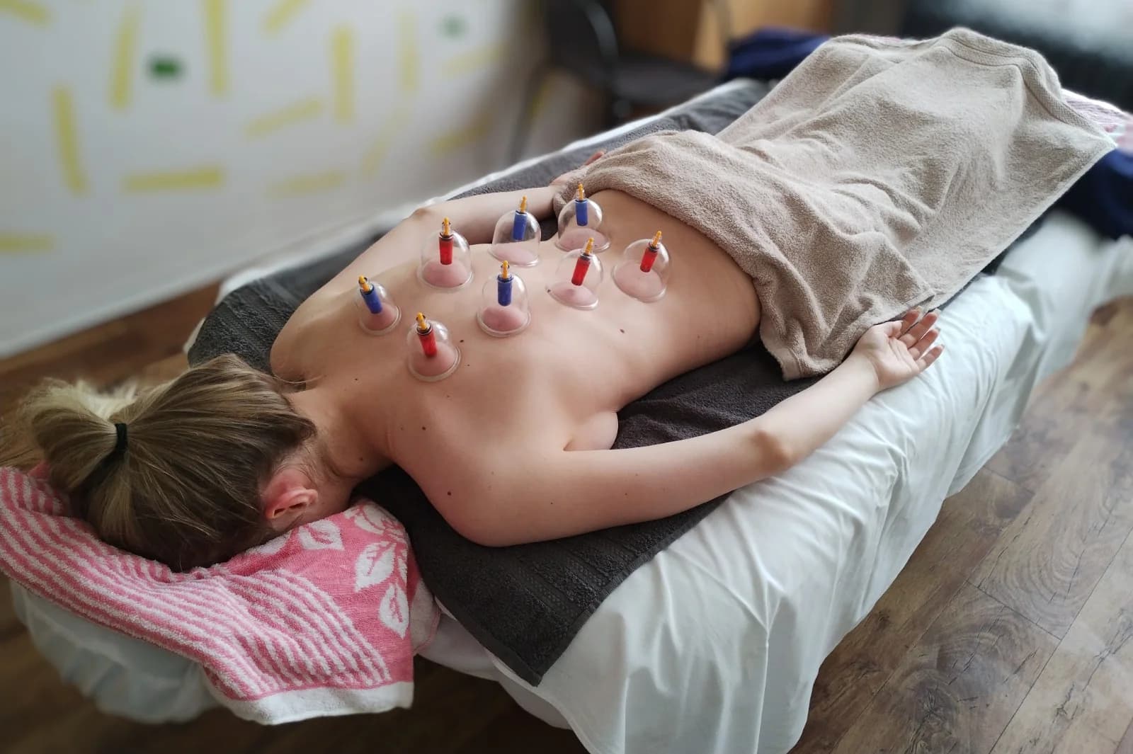 Relax, osvěžení i zklidnění: masáž zad a hlavy, reflexní terapie, baňkování i kraniosakrální technika