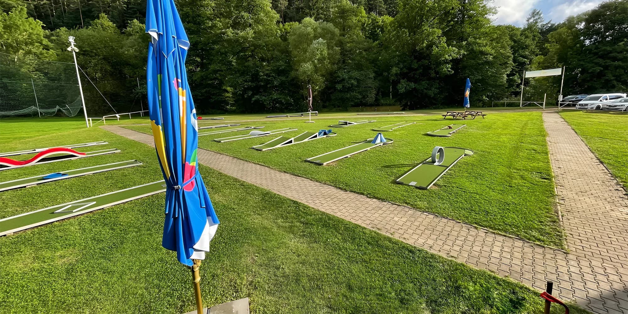 Vstup na venkovní 18jamkový minigolf i s občerstvením pro děti a dospělé