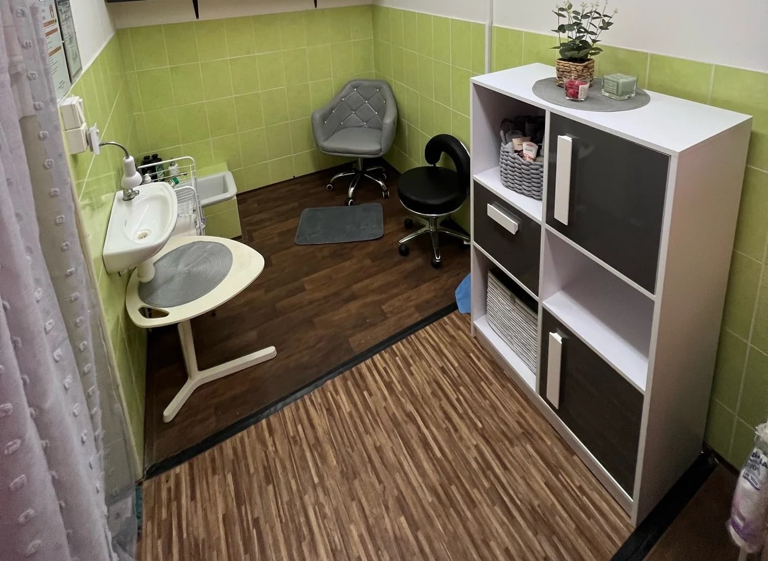 Zkrášlující péče pro nohy i ruce: Manikúra vč. P-Shine i pedikúra s lakováním