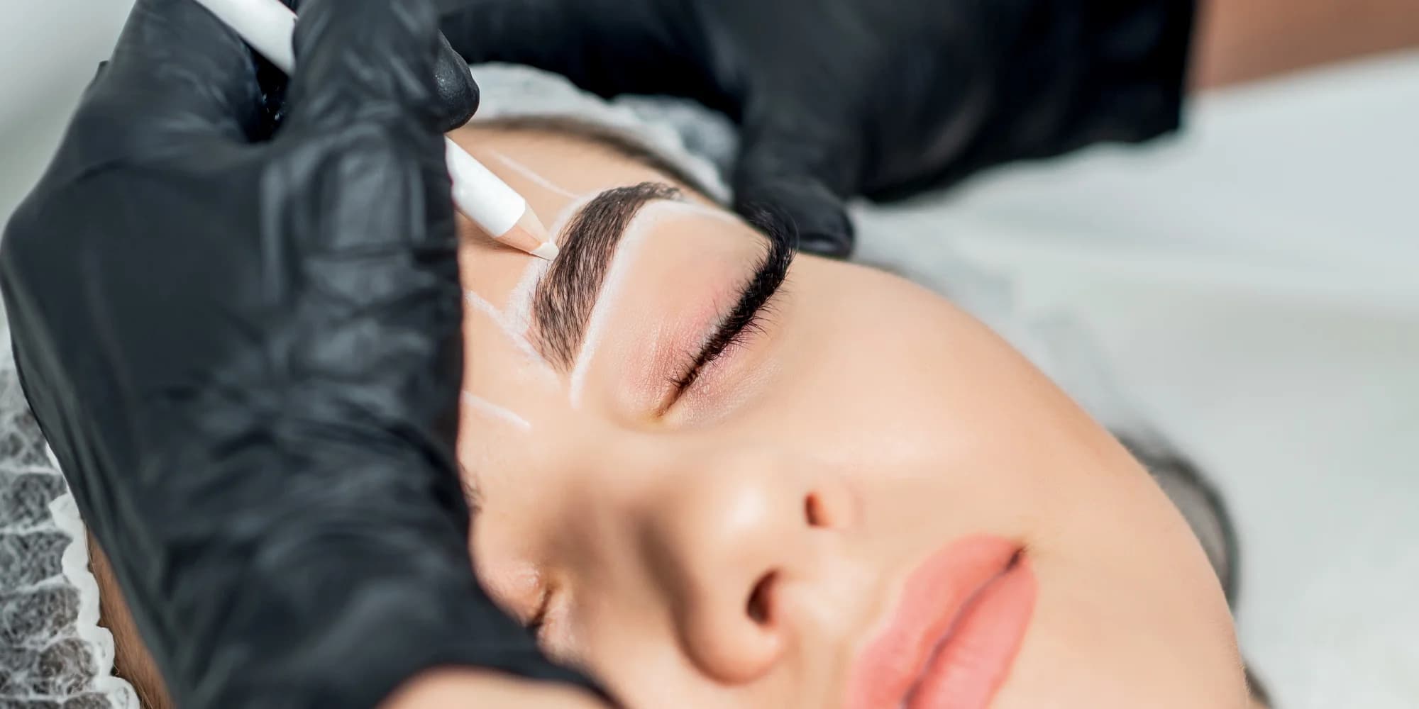 Permanentní make-up rtů či obočí: pudrová metoda nebo vláskování