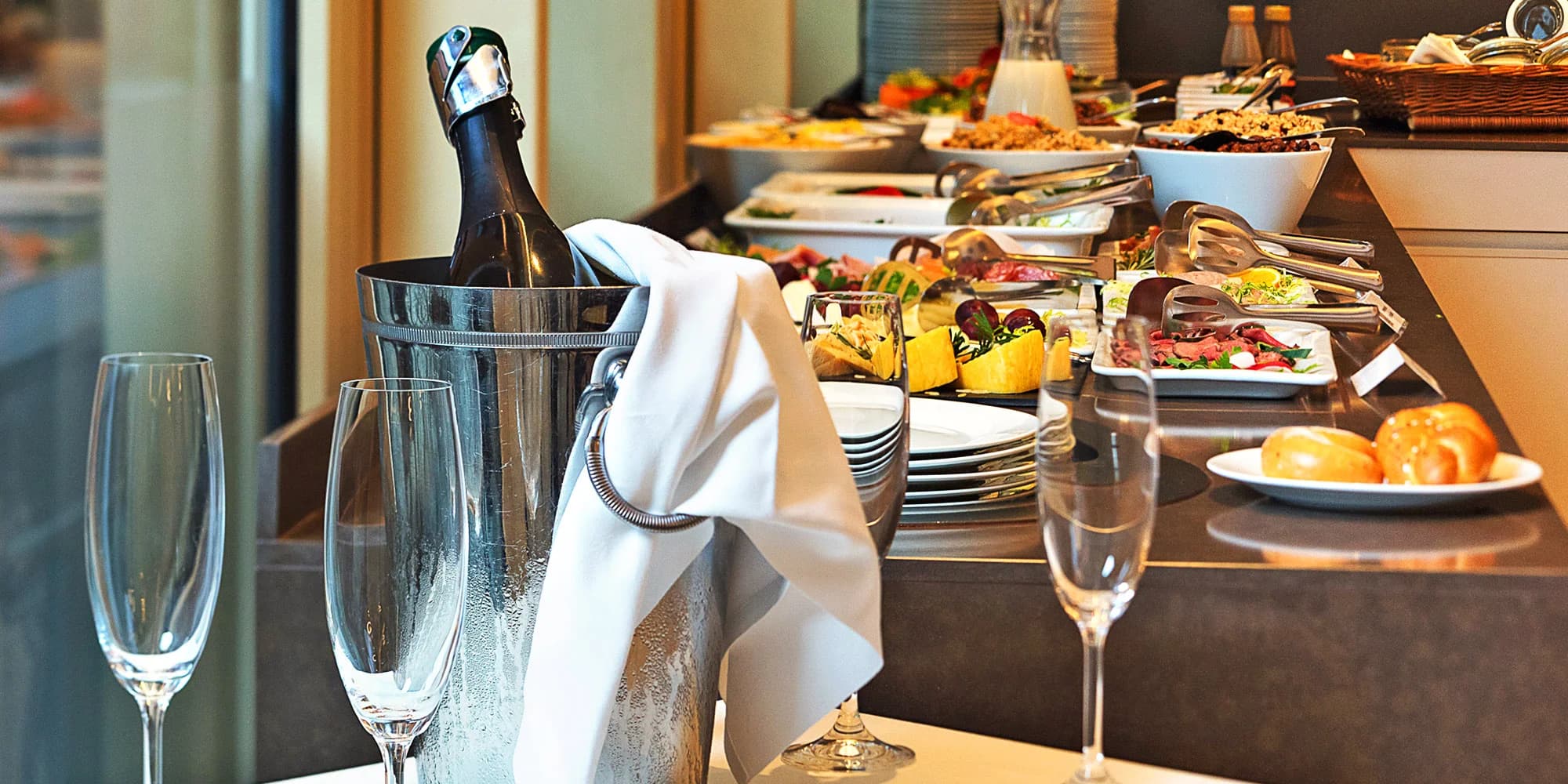 Bohatá bufetová snídaně v 5* hotelové restauraci pro 1 či 2 osoby, o víkendu i s proseccem
