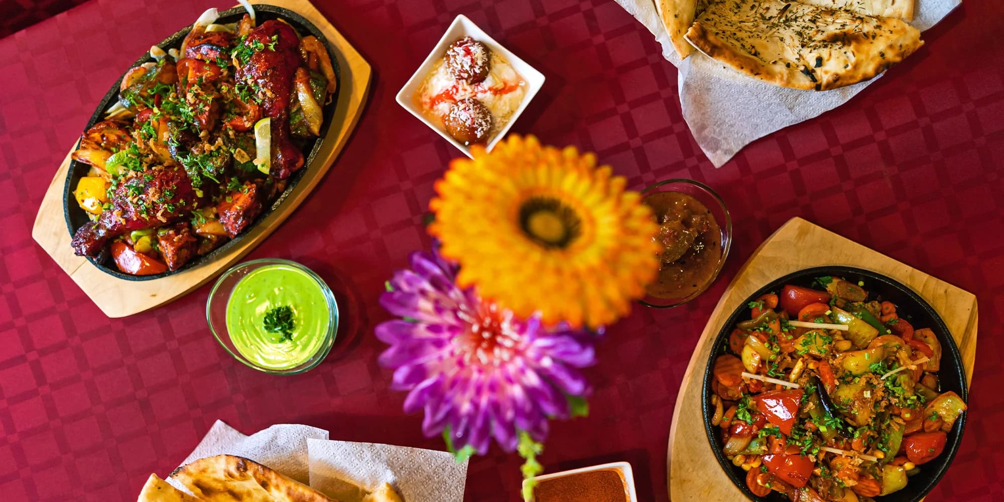 Tandoori mix pro 2 osoby: chicken tikka, tandoori chicken, pudina tikka, naan, rýže, omáčky i dezert