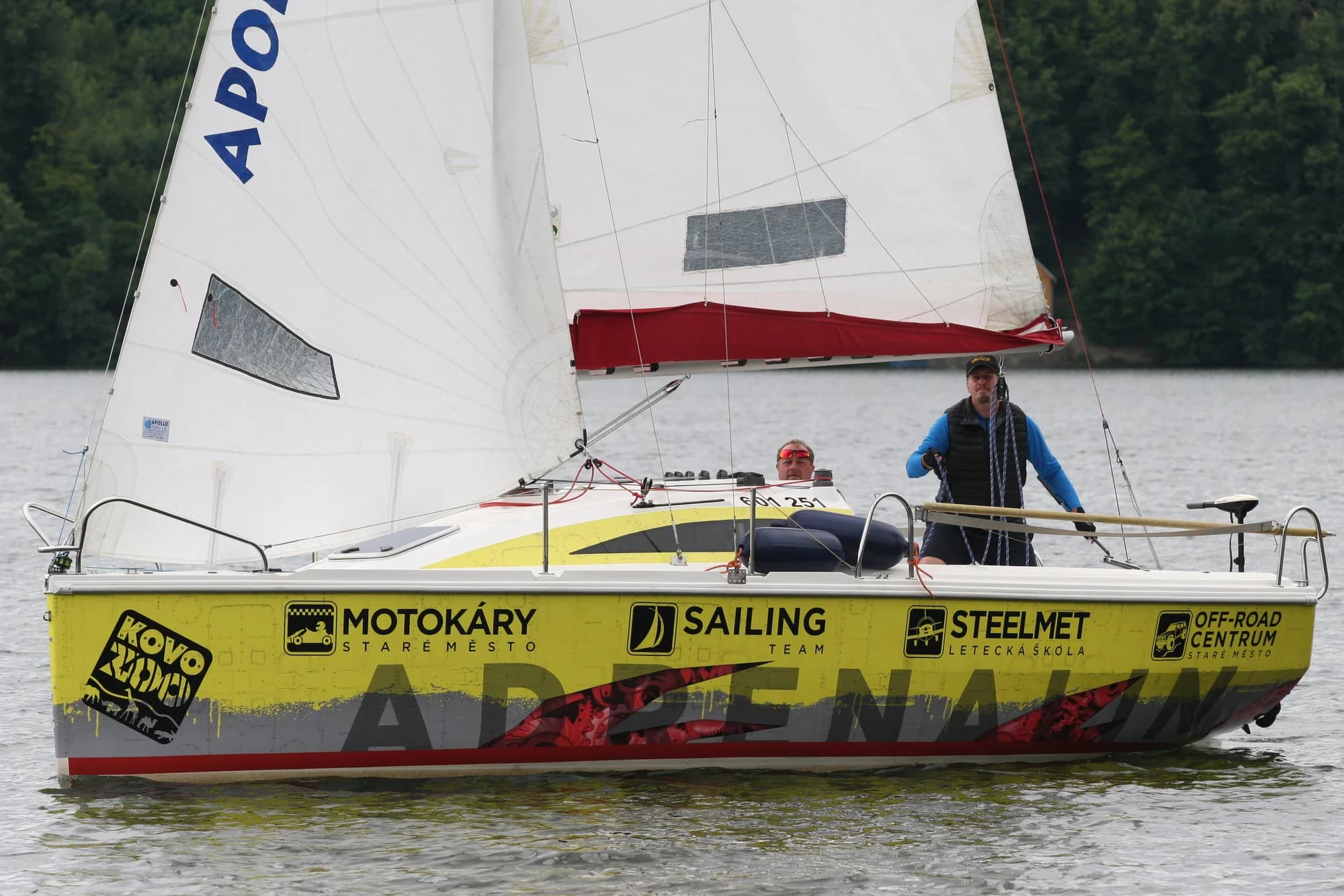 Dvě hodiny plavby na sportovní plachetnici kolem Vranovské přehrady pro 1-4 osoby