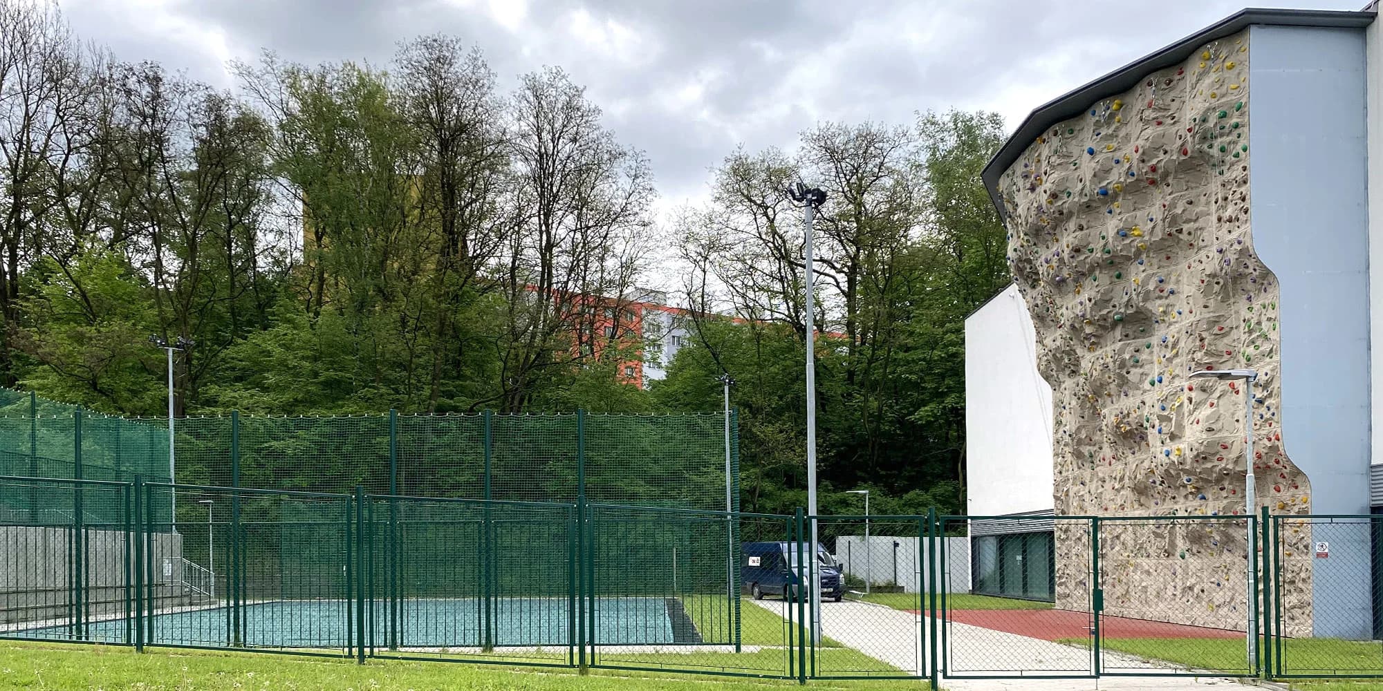 Vstup na venkovní lezeckou stěnu včetně zapůjčení vybavení i permanentky