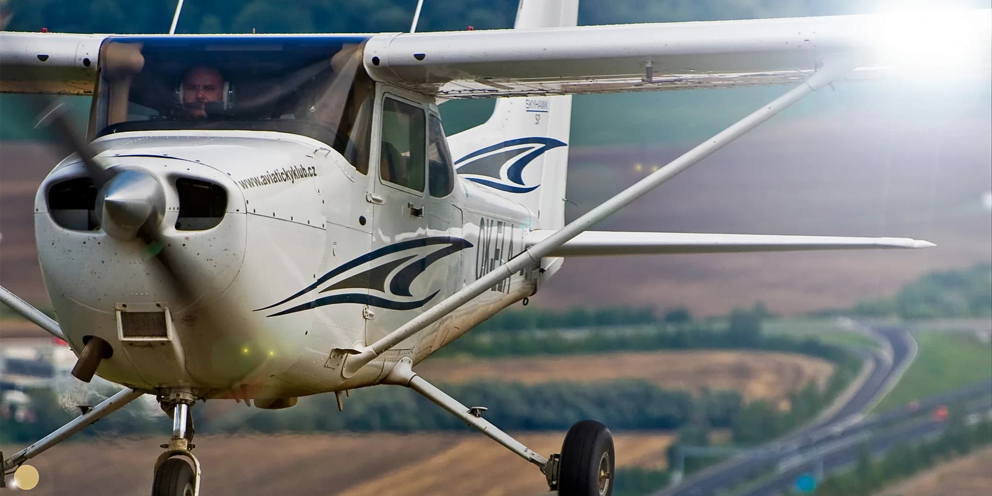 60min. komentovaná prohlídka hangáru v Roudnici či Plzni pro jednoho i dva nadšené aviatiky