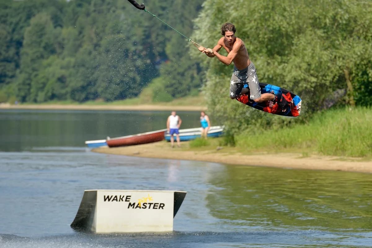 Adrenalin a zábava na vodě: jízdné na wakeboarding včetně zapůjčení vybavení pro 1–3 osoby