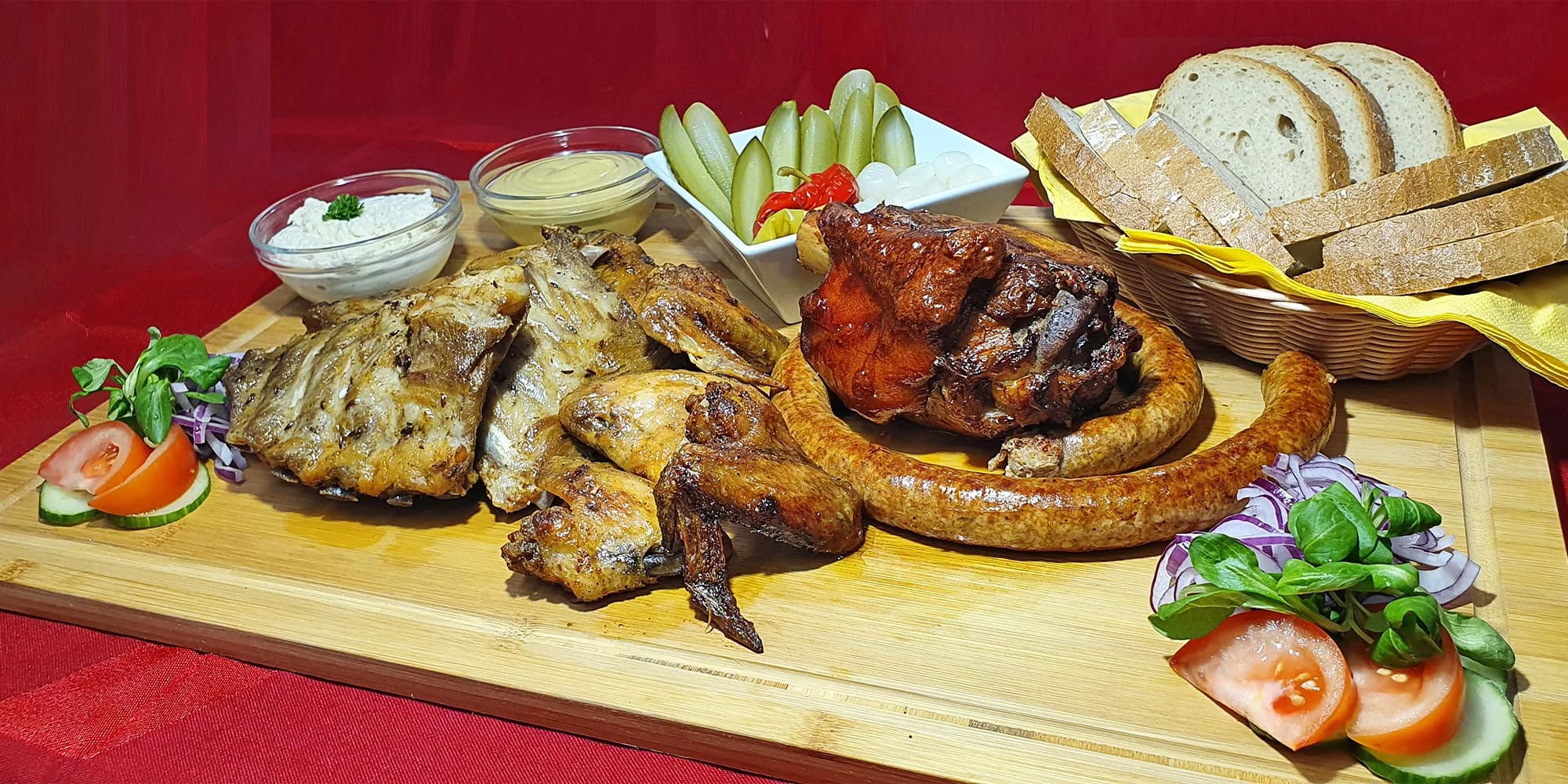 Prkno s 2 kg masa i hodina bowlingu až pro 8 osob: koleno, žebra, křidýlka a klobása